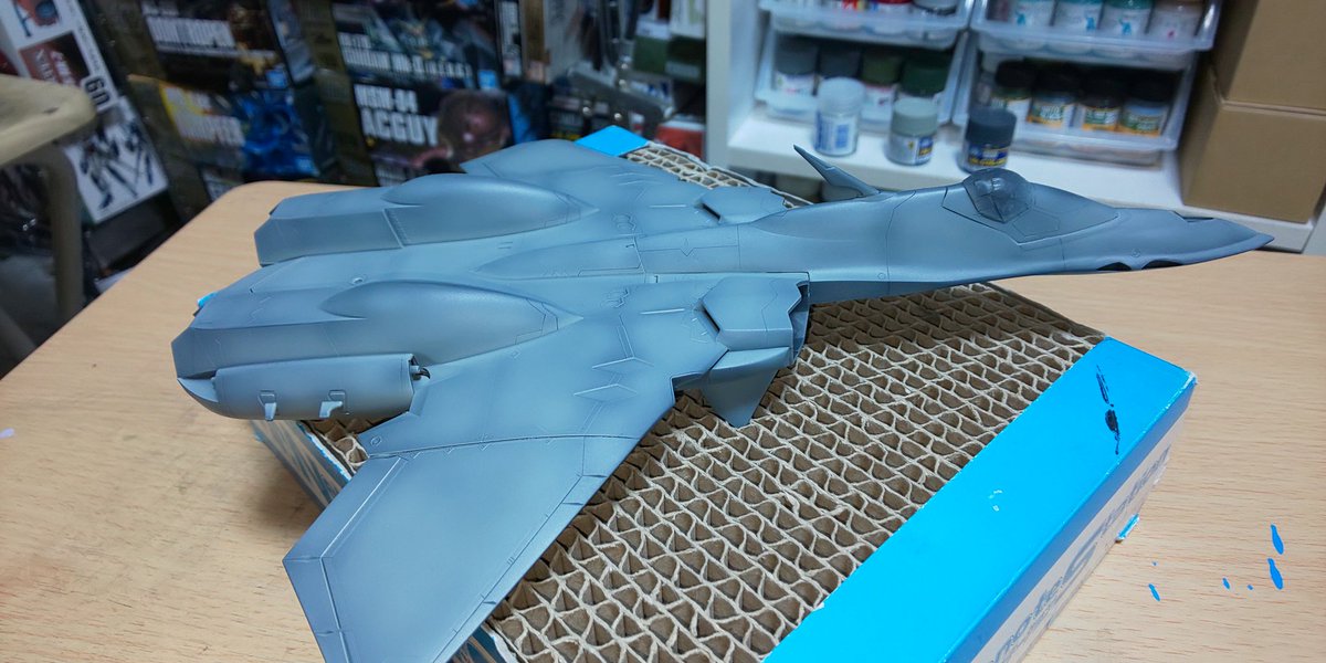 rianPSO2's tweet image. メインカラーのライトグレーを調色して塗装完了だっぴ(。-ω-)ノ
まだ色を塗り重ねるから一回目はこんな感じだっぴ🐤
次は迷彩を塗るためのマスキングをやるっぴ～🐸
後ノズルのメタリックを塗るための黒下地も塗ったっぴ～(*´ω｀*)