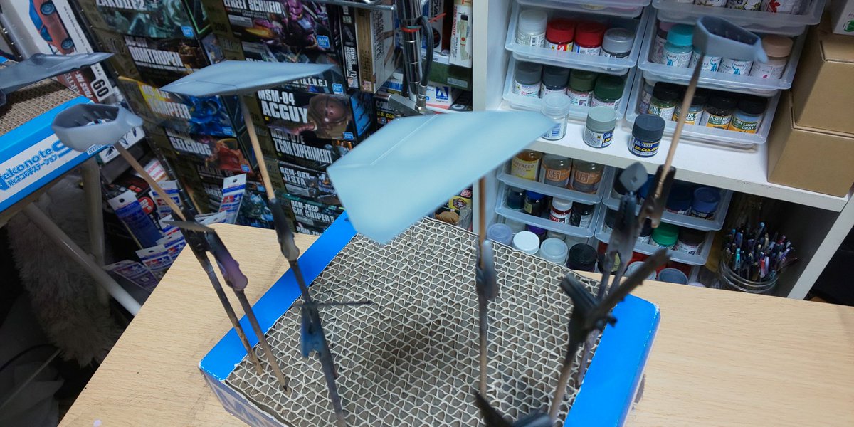 rianPSO2's tweet image. メインカラーのライトグレーを調色して塗装完了だっぴ(。-ω-)ノ
まだ色を塗り重ねるから一回目はこんな感じだっぴ🐤
次は迷彩を塗るためのマスキングをやるっぴ～🐸
後ノズルのメタリックを塗るための黒下地も塗ったっぴ～(*´ω｀*)