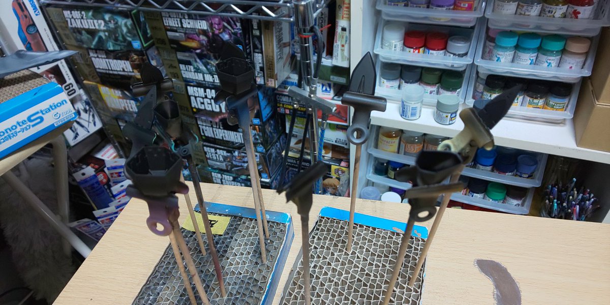 rianPSO2's tweet image. メインカラーのライトグレーを調色して塗装完了だっぴ(。-ω-)ノ
まだ色を塗り重ねるから一回目はこんな感じだっぴ🐤
次は迷彩を塗るためのマスキングをやるっぴ～🐸
後ノズルのメタリックを塗るための黒下地も塗ったっぴ～(*´ω｀*)