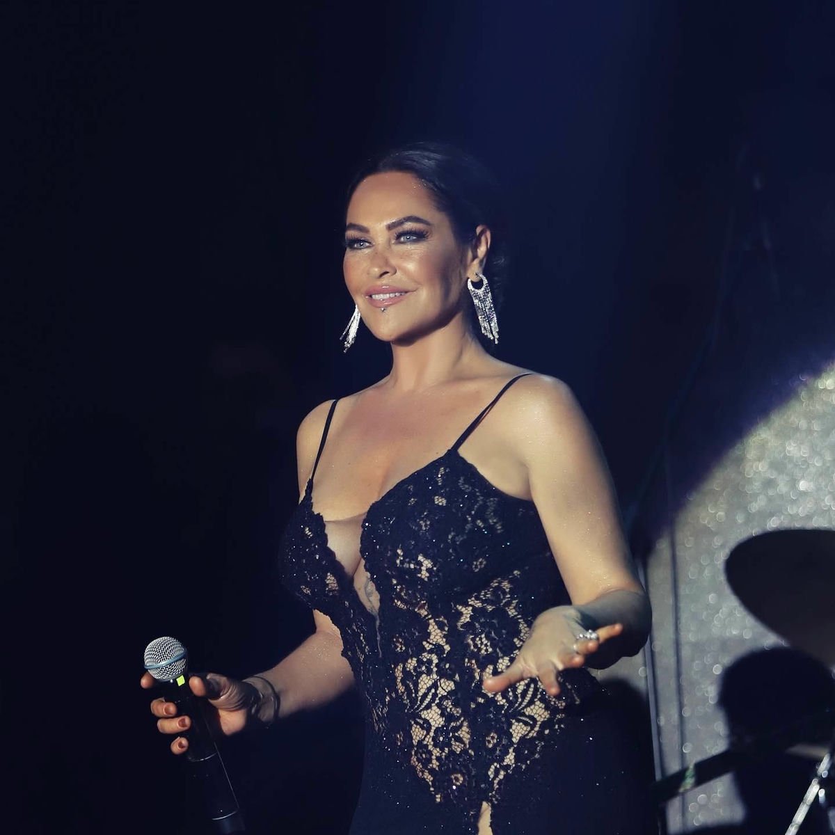 Hülya Avşar, kızı için konser bileti rica etmek amacıyla yıllardır küs olduğu Tarkan’ı arayarak barıştı.