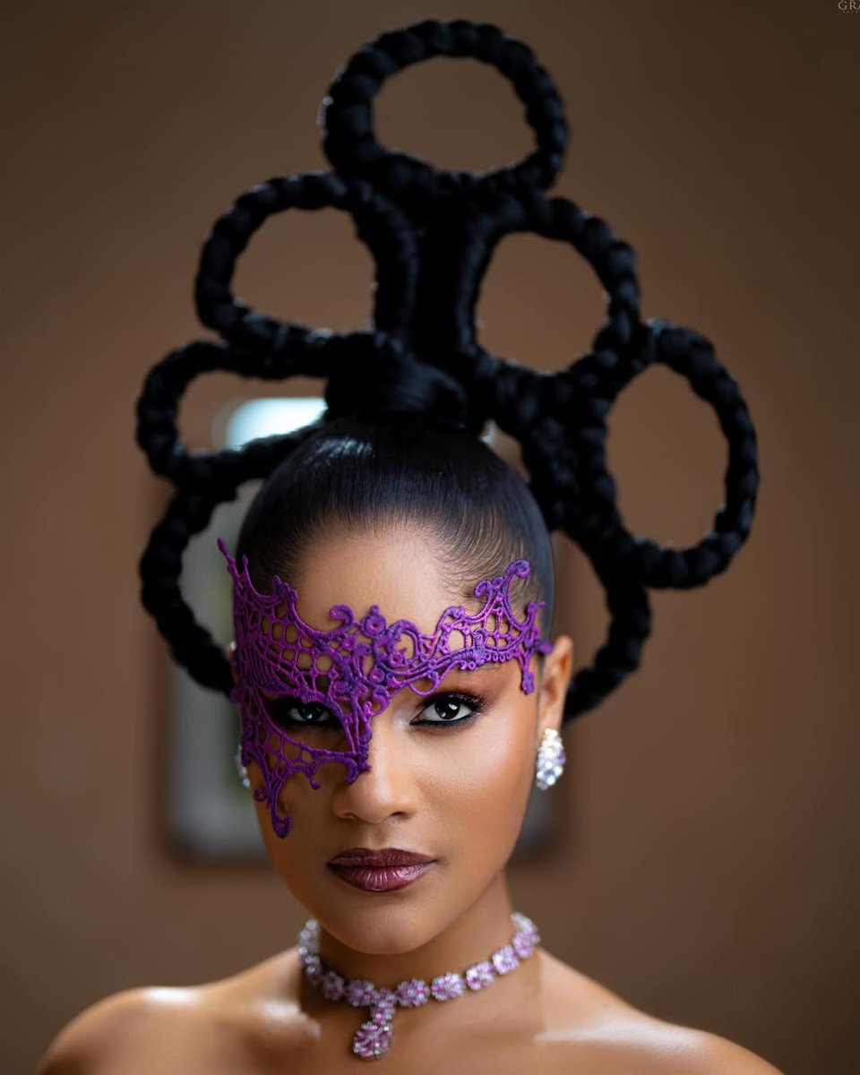 calisssii's tweet photo. I’m so obsessed with Shine Rosman’s Bridgerton premiere look. She ate that up!!! 😍 https://t.co/I4xBMiUZkK