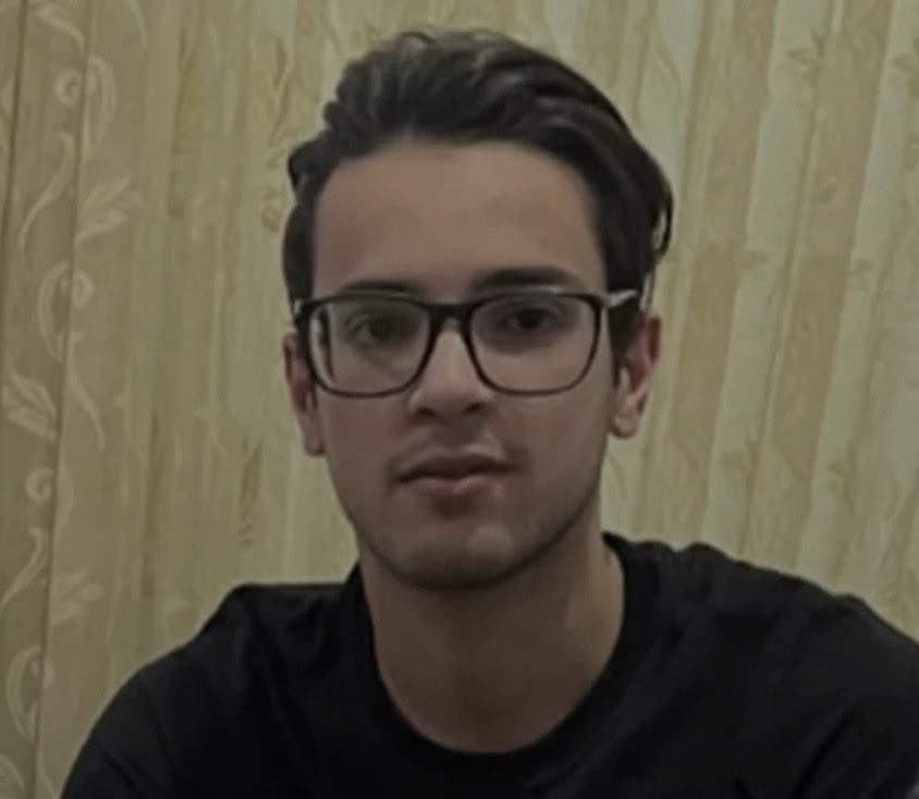 دریافتی
لطفا صداش باشین. کسی صداش نبوده. مهدى خسروى، جوان ٢٣ ساله، کرمان 
او زمانى كه خم شده بود تا سنگی از زمين بردارد، هدف اصابت گلوله قرار گرفت وجانش را از دست داد.
مهدى، ته تغارى خانواده بود؛ جواني با زندگی ناتمام و خانواده اى كه حالا با داغى سنكَين تنها مانده اند.

Mehdi