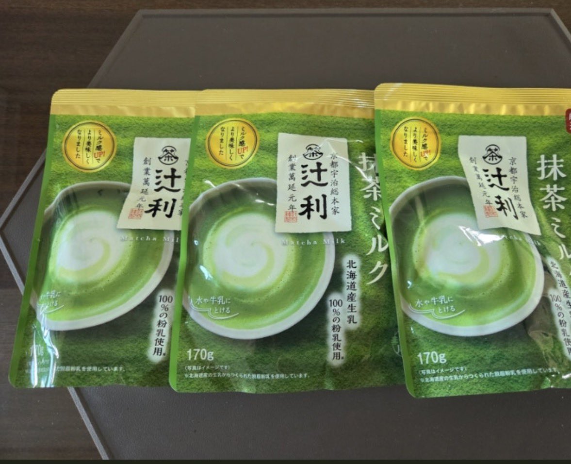 holzzak777's tweet photo. 일본에 20번 넘게 여행가본 내 최애 말차가루 소개함
보통 블로그나 인스타보면 죄다 2번째랑 3번째 추천 하는데 
내 최애는 첫번째임 

츠지리 맛차 시리즈 중에
첫번째가 두번째 세번째 제품이랑 다른 점은 크게 2가지인데 

1. 가루에 우유성분 미포함
우유 성분이 포함된 제품들은 물을 타도 애매하게 라떼 비슷한 맛이 남 
근데 반대로 말하면 이미 우유맛이 정해져 있다는 이야기 
분유나 크리머가 미포함된 이 제품이 좀 더 선택지가 다양함

2. 일본의 전통 고급설탕인 와산본(和三盆) 포함되서 깔끔한 단맛
이건 뭐 설명하기가 애매한데 걍 먹어보면 앎
시럽 같은걸로 만든 단 맛과 다름

3. 나는 그냥 말차의 쌉싸름함이 최대한 강했으면 좋겠다 
하면 그냥 3번째꺼 사셈 

???: 잇포도나 코야마엔이 진짜 맛있어요 
라고 태클걸고 싶은 사람들 있을건데 
애초에 그런건 돈키호테에서 안팔기 때문에 매니아들 아니면 규격외임