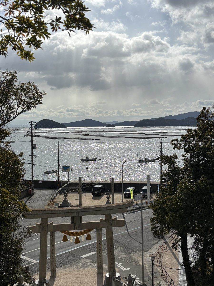 KazubowJ0904's tweet photo. #倉橋島 に初上陸し、音戸町を散歩してきました。#波多見 の辺りのみですが、ステキなカフェでランチをし、キラキラ✨輝く水面を拝み、とっても満足な旅でした😊👍ガーリックシュリンプは🦐が大きくて美味しかった😋ご馳走様でした♪
#cafe
#Hatami
#波多見八幡山神社 https://t.co/zmZ5i09ZdU