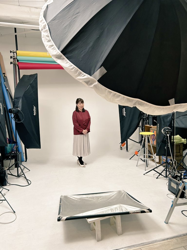 ZJKKJEeVBhoPoXo's tweet photo. 仲良くさせてもらっている芸能プロダクションの社長から声をかけて頂いて～
有名なスタジオでプロフィール写真の撮影させて頂きました🍀😊

とりあえず、来月は地上波のTV収録もあるので楽しみです🎶
情報解禁になったら、
皆さんにも詳細をお知らせしますね💕😉

#プロフィール写真
#スタジオ撮影 https://t.co/PHnSW5v6lm