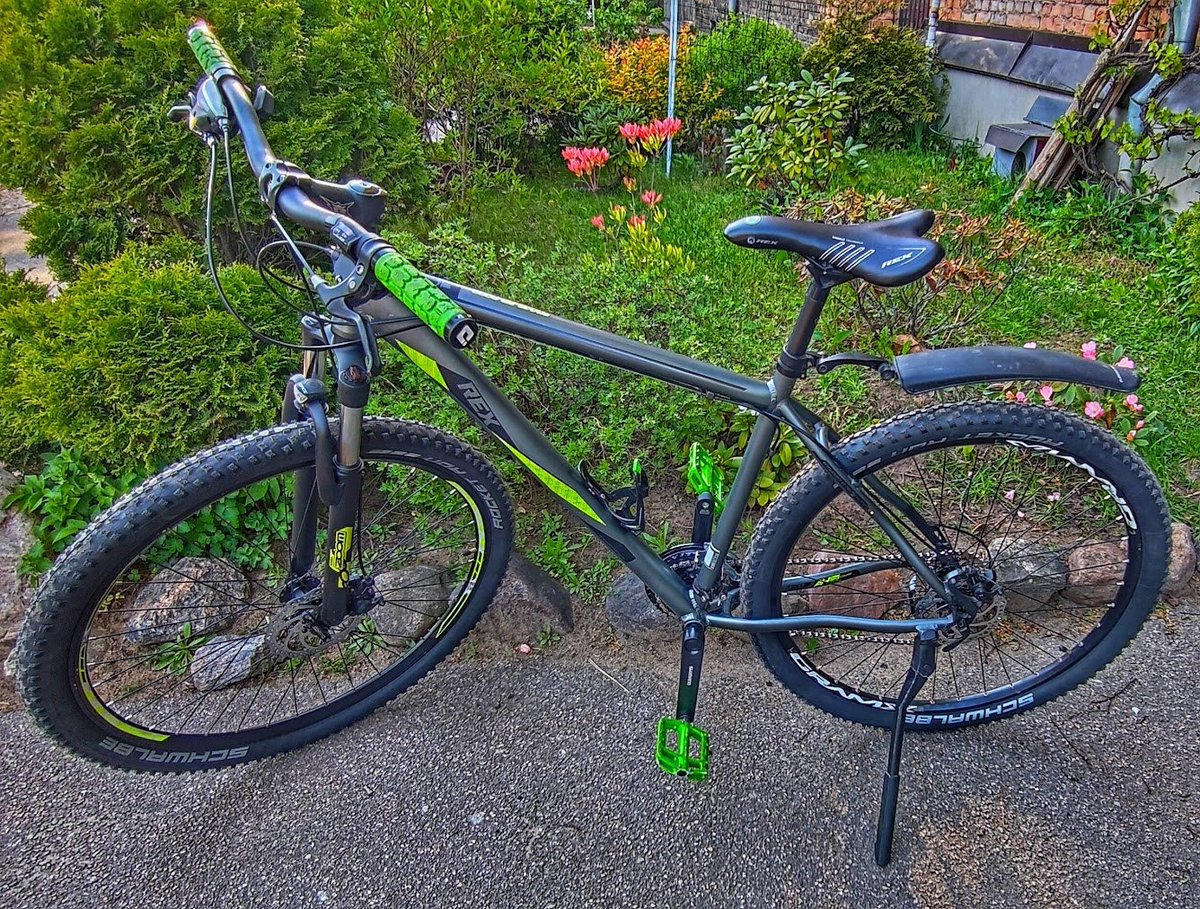 Mēneša sākumā no slēgtas teritorijas garnadžu pāris nozaga manu mīļo veco velo.

Tam ir specifiski NC-17 Sudpin pedāļi un ODi rokturi. 
Prophete REX Graveller (protams reģistrēts CSDD).
<a href="/Valsts_policija/">Valsts policija</a> jau čakli strādā, taču -  ja nu gadās kādā "tirdziņā" pamanīt DM 
;)