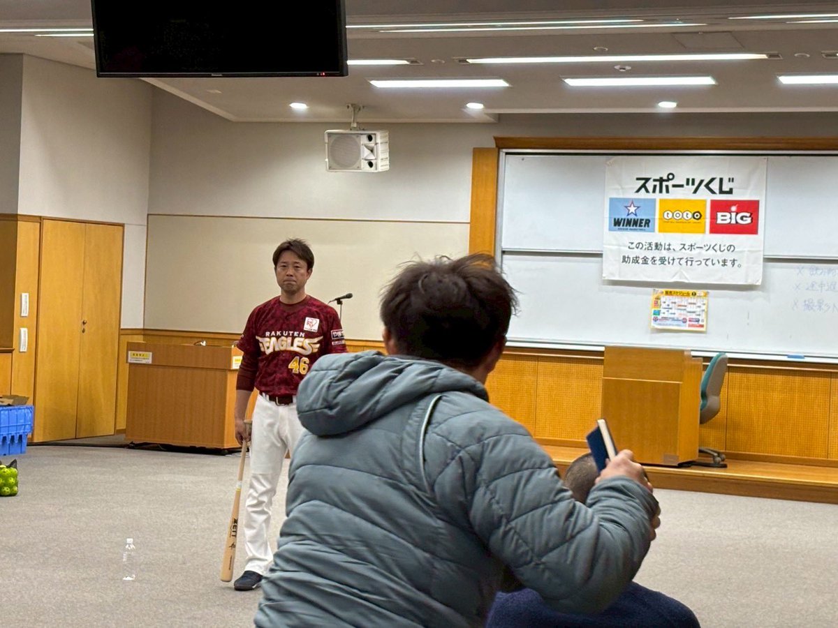 2025年度野球指導者講習会開催！
2日目はプロ野球OBの皆さんによる実技指導を行いました。選手ではなく、あらゆる世代の指導者への講習ということで、質問内容が多岐に渡るとともに、OBの皆さんから現場で指導する参加者への"逆質問"も多くありました。
