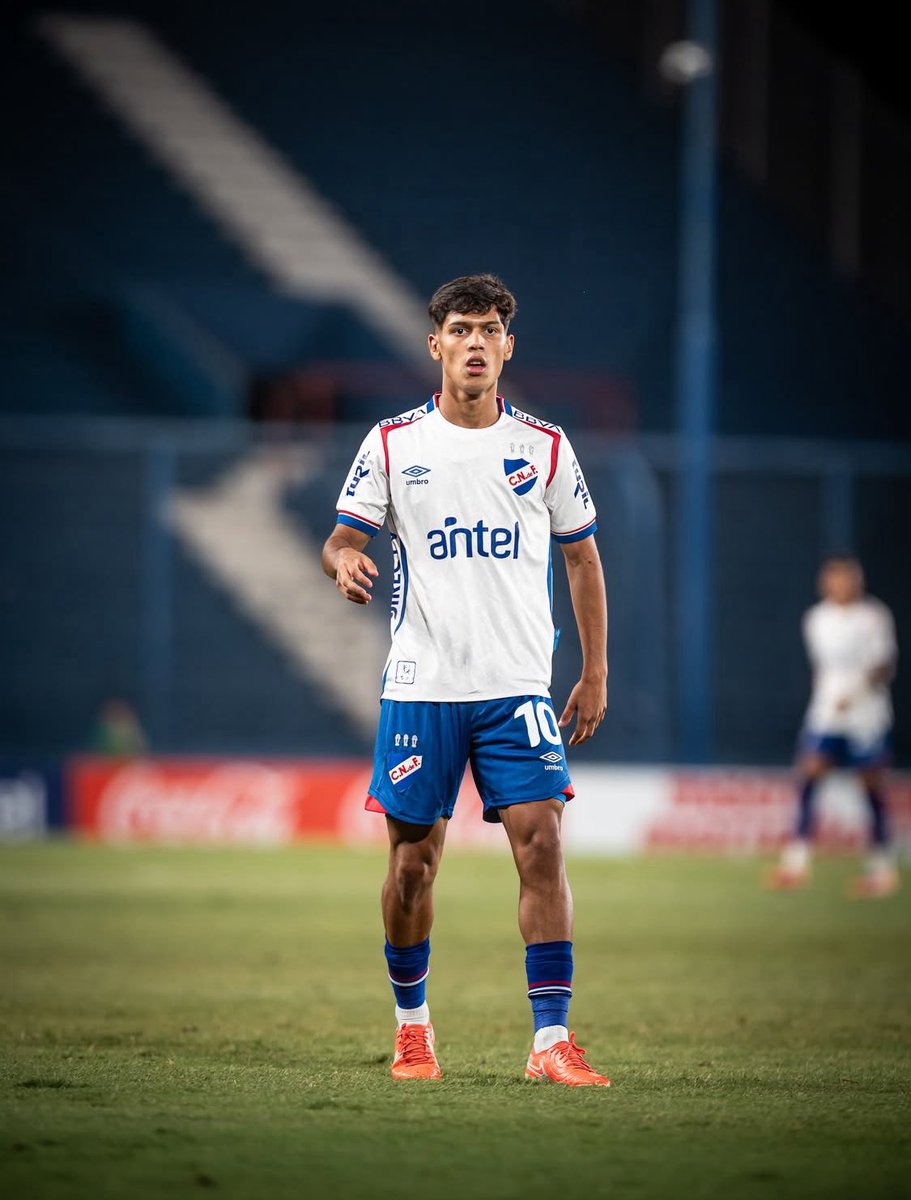 fdefutbol___'s tweet photo. El nuevo 10 de Nacional es menor de edad, ambidiestro, inteligente y con gran técnica y posicionamiento.

Con 17 años, Agustín Dos Santos genera mucha expectativa, y será el heredero del dorsal que dejó Mauricio Pereyra.

Nacional no solo se reforzó bien, también tiene una cantera cargada de talento, Jadson se está encargando de aprovecharla.
