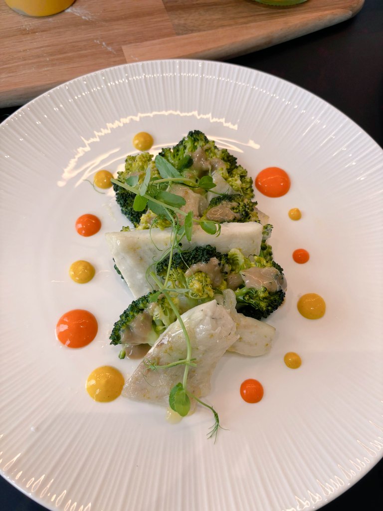 "L'equilibrio non è l'assenza di contrasto, ma la danza perfetta tra la dolcezza che avvolge e l'acido che risveglia."

Rombo Confit con Bagna Cauda Acida, broccoli e peperoni è esattamente questo: un viaggio tra morbidezza e intensità.
chefvibematteopalmisano.com 
#food