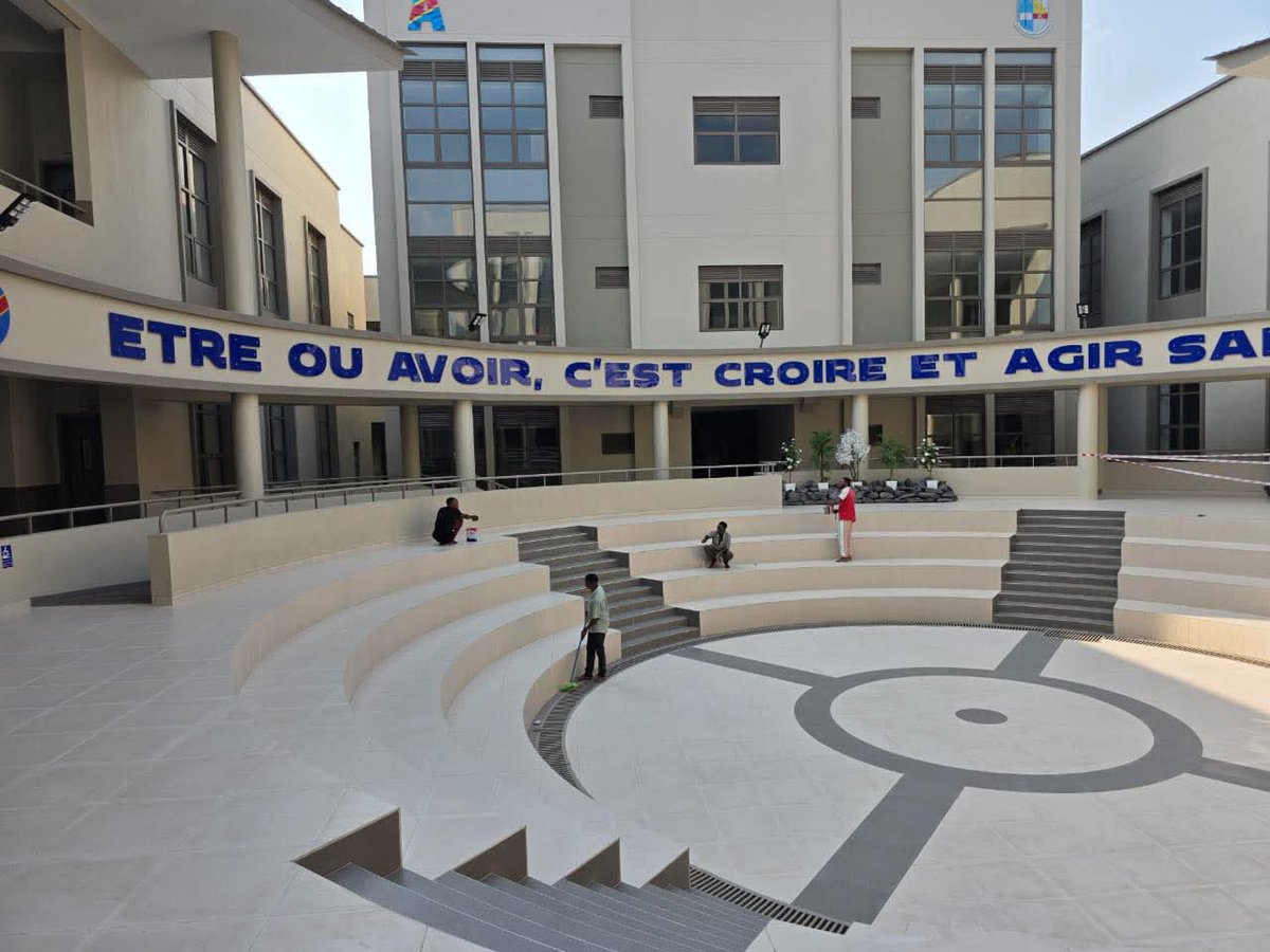 LungilaJ's tweet image. L’Université de KANANGA dans sa nouvelle robe.

Le fils du pays travaille et construit pour le peuple, tandis que les voleurs, eux, abandonnent l’État pour servir leurs intérêts personnels — à l’image de l’Université MAPON, bâtie avec l’argent du peuple pour la gloire d’un seul…