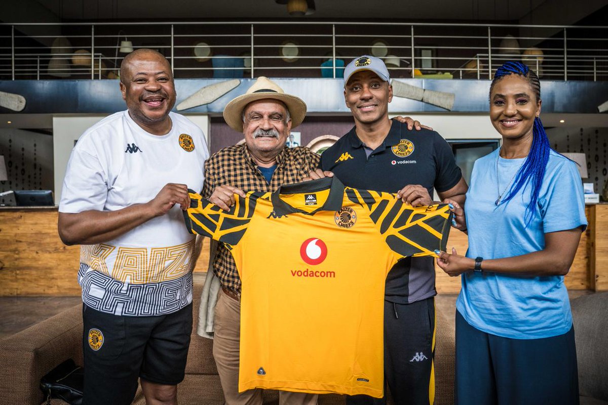 KaizerChiefs's tweet image. Thank you to H.E. Saa’d Cachalia, High Commissioner of the South African High Commission in Lusaka, Zambia, for the warm welcome. 🇿🇦🇿🇲

#Amakhosi4Life