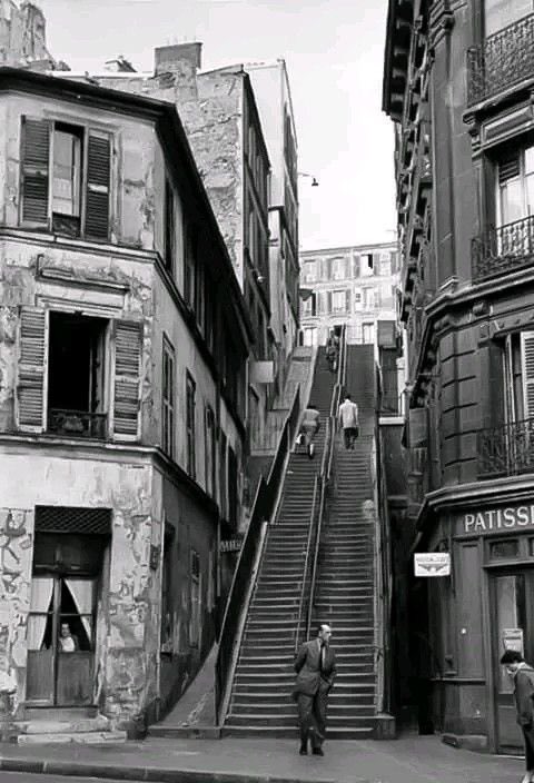 “bakarsan uzak, yürürsen yakındır.
  sakince yürü…”
  .