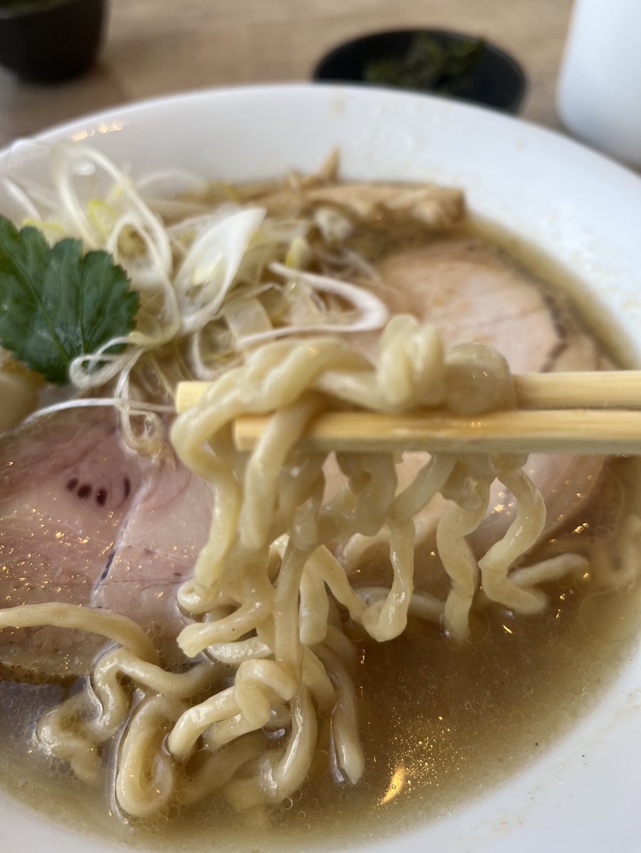 grp503mk's tweet image. なかなか行けずお呼び出し頂きやっと初訪🙌
限定も迷ったけど先ずは番長オススメの中から🦐で😜
香ばしい海老の香りとまろやかなコクのあるスープでめちゃヽ(ﾟ∀ﾟ)ﾉｳﾏｰ♡バラ海苔を入れると更に香り高く最高✨もっと早く来てれば良かった🥲ご馳走様でした♪
#らぁめん蓮華
#海老汐らぁめん八分盛