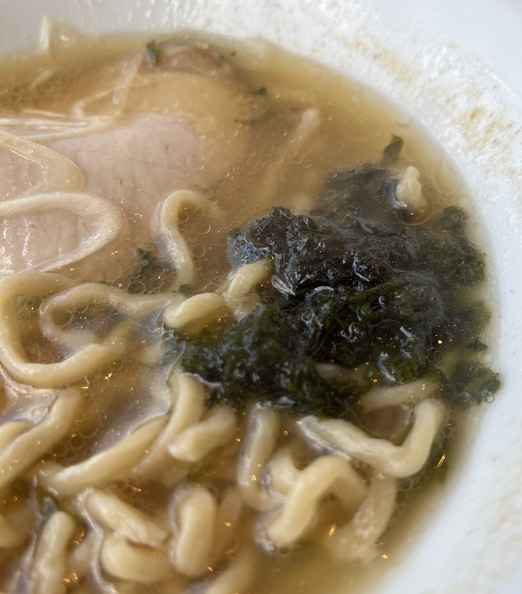 grp503mk's tweet image. なかなか行けずお呼び出し頂きやっと初訪🙌
限定も迷ったけど先ずは番長オススメの中から🦐で😜
香ばしい海老の香りとまろやかなコクのあるスープでめちゃヽ(ﾟ∀ﾟ)ﾉｳﾏｰ♡バラ海苔を入れると更に香り高く最高✨もっと早く来てれば良かった🥲ご馳走様でした♪
#らぁめん蓮華
#海老汐らぁめん八分盛