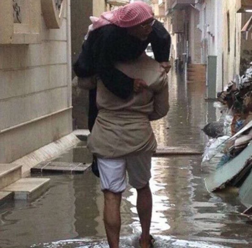 aljamal__'s tweet photo. عن تباشير الحياة وسرّ مطلعها الضحوك
شوف وشلون العطاء يعطي الوفيين بْشَرّه

رحت شايل في يدين البر والرحمة ابوك
وإنت مشيول بجناحين الرضا والمغفرة ! https://t.co/Q79NHb68sN