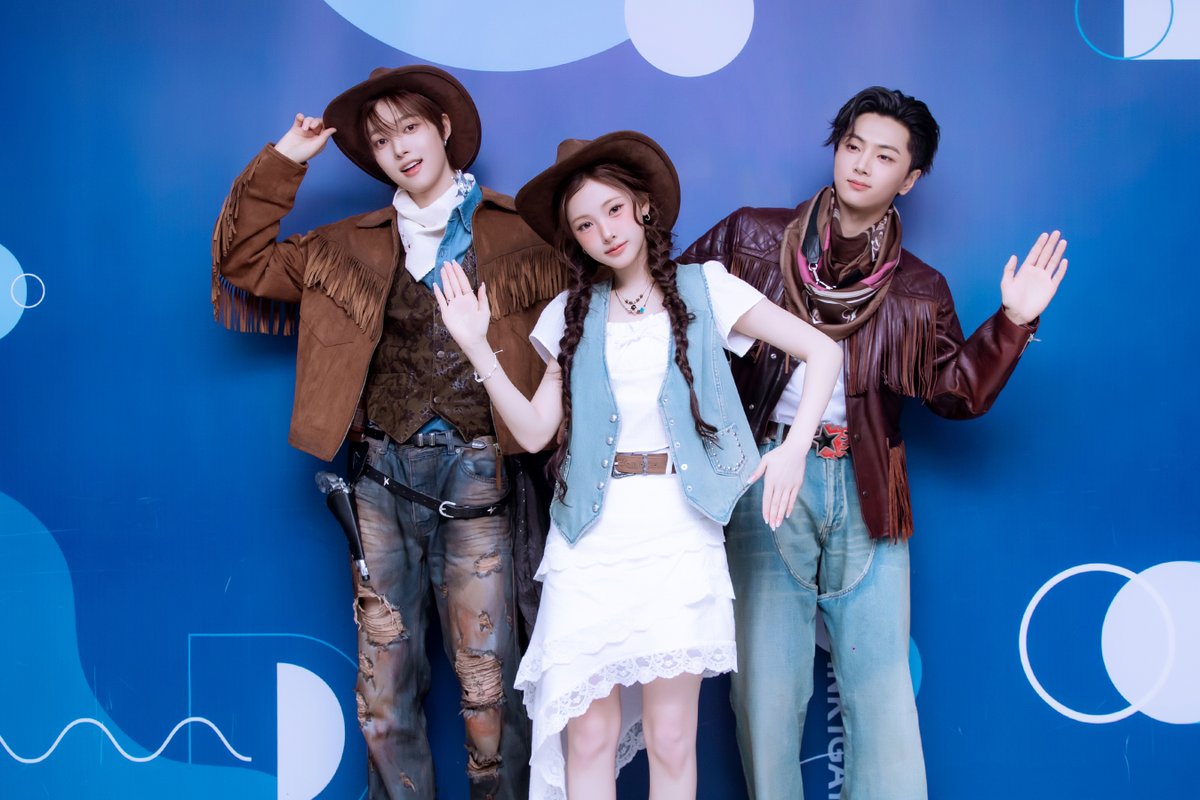 kpop_sbs's tweet image. [🎤] 260125 오늘의 #MC가요

앙큼상큼 인가 보안관 MC 의주&amp;amp;이현🤠
그리고 스페셜 카우보이 제이와 함께하는🗡️♥️
일요일엔 어디 가요? 다 같이 인기가요~♪

#인기가요 #MC #의주 #이현 #제이 #앤팀 #andTEAM #베이비돈크라이 #BabyDONTCry #엔하이픈 #ENHYPEN @andTEAMofficial @BabyDONTCry_BDC…