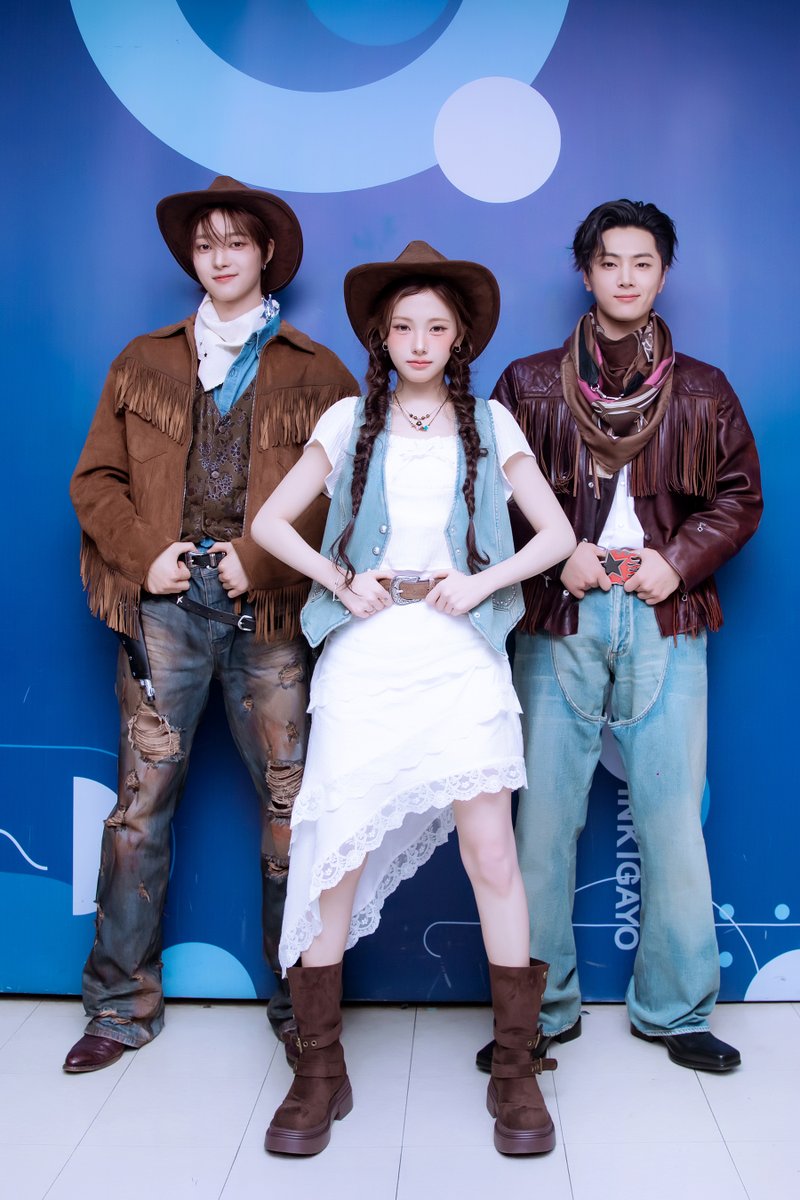 kpop_sbs's tweet image. [🎤] 260125 오늘의 #MC가요

앙큼상큼 인가 보안관 MC 의주&amp;amp;이현🤠
그리고 스페셜 카우보이 제이와 함께하는🗡️♥️
일요일엔 어디 가요? 다 같이 인기가요~♪

#인기가요 #MC #의주 #이현 #제이 #앤팀 #andTEAM #베이비돈크라이 #BabyDONTCry #엔하이픈 #ENHYPEN @andTEAMofficial @BabyDONTCry_BDC…