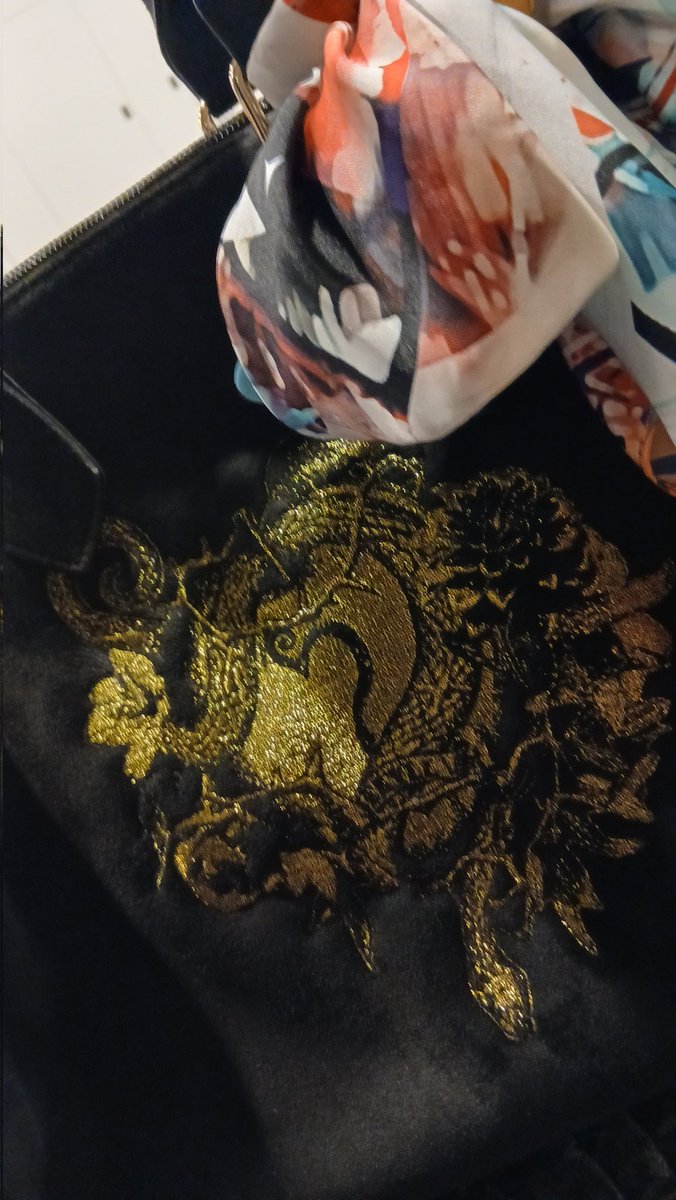hj013a's tweet photo. 無事買えましたー！
持っていったバッグに着けてたスカーフを着けて『家から持っていったバッグですけど』の顔をして旦那にバレぬように持って帰ります👍 https://t.co/2UHFoGD9VJ
