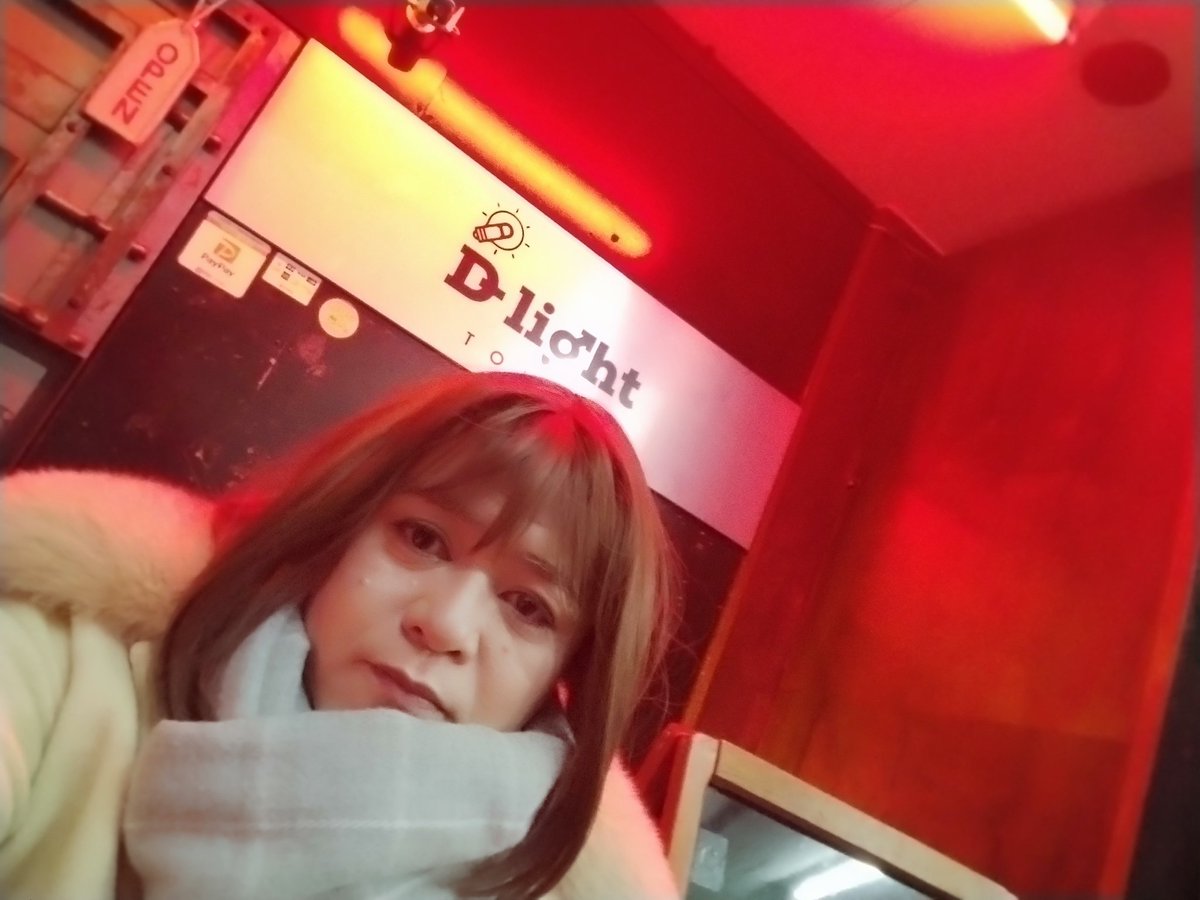 pony_genic's tweet image. 出かけようと思ってマダムコートを装備してふと横を見たら、今日履くはずのスカートがちょこんと置いてあったよね
危うくスカートなしで外出するところだったわ！
そんなわけでTRICK到着
孔明 @brahman1005 ちゃんの分も楽しんでいきましょー

 #TRICK