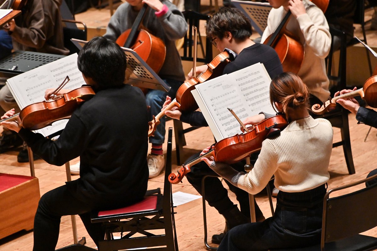 演奏させて頂きました
幼い頃から家族で劇団四季の公演を何度も見に行っていた私は「キャストの皆様と一緒に演奏している…！」とリハの時から震える思いでした
素晴らしい公演でご一緒できた事本当に嬉しく思います。ありがとうございました！
劇団四季の公式Xに載っていて嬉しかった私の後ろ姿と共に