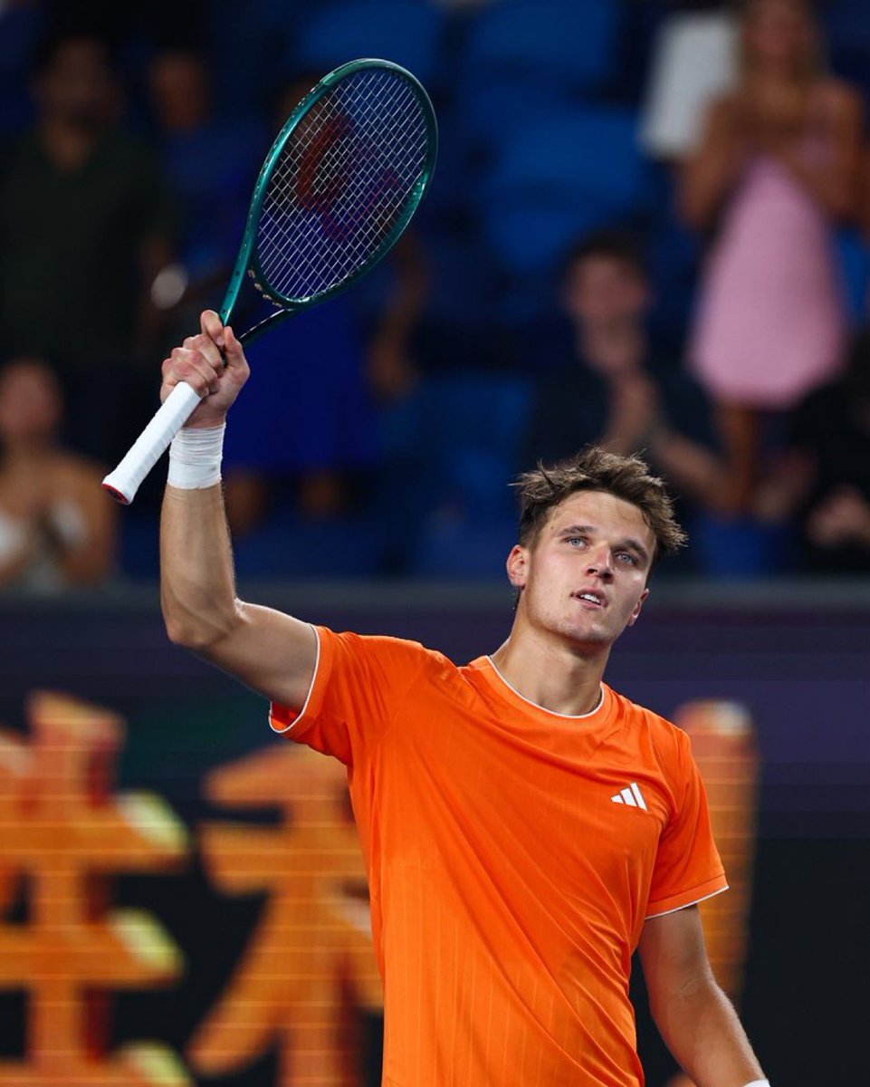 TheTennisLetter's tweet image. BREAKING:

Jakub Mensik is forced to withdraw from the Australian Open due to an abdominal muscle injury. 

Novak Djokovic advances to the quarterfinals. 

“This is a tough one to write. After doing everything we could to keep going, I have to withdraw from the Australian Open…