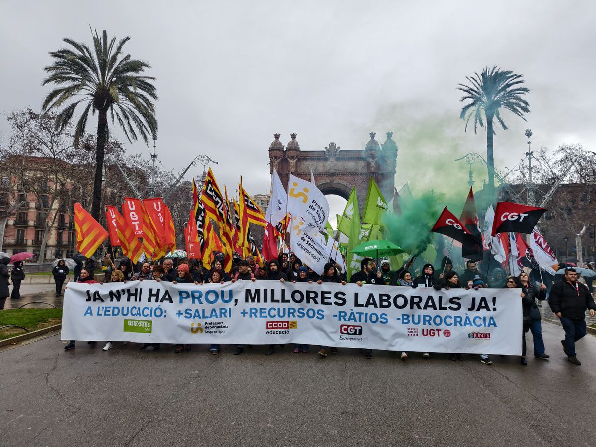 pedromercade's tweet photo. Sembla que a Catalunya no només són els trens el que no funciona... L'apagada informativa de la TV pública @som3cat davant de milers de persones al carrer tot i la pluja i de les imminents vagues convocades en defensa de l'educació pública, ens hauria de preocupar com a societat. https://t.co/LSVerutvKX