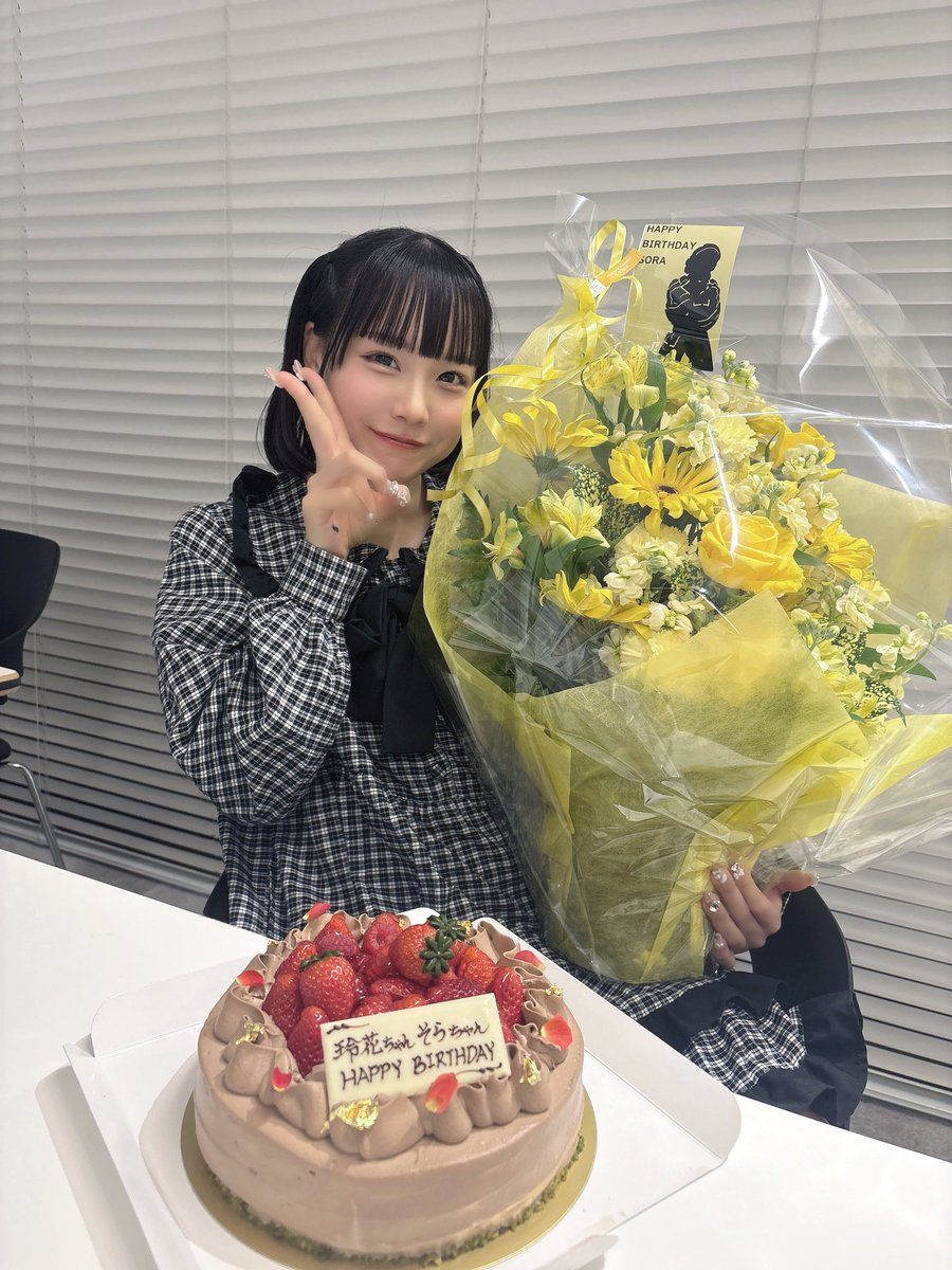 sora__bugg's tweet image. 生誕祭と生誕オフ会ありがとうございました！この日のために、準備してくれてありがとう、とっても楽しかったし素敵な日になりました😭♡

大好きなメンバーと大好きなみんなにおめでとうって沢山してもらえてずっとニコニコだった〜👶🏻

ケーキもお花も色紙もよんだよ〜！ぜんぶありがとう宝物💛