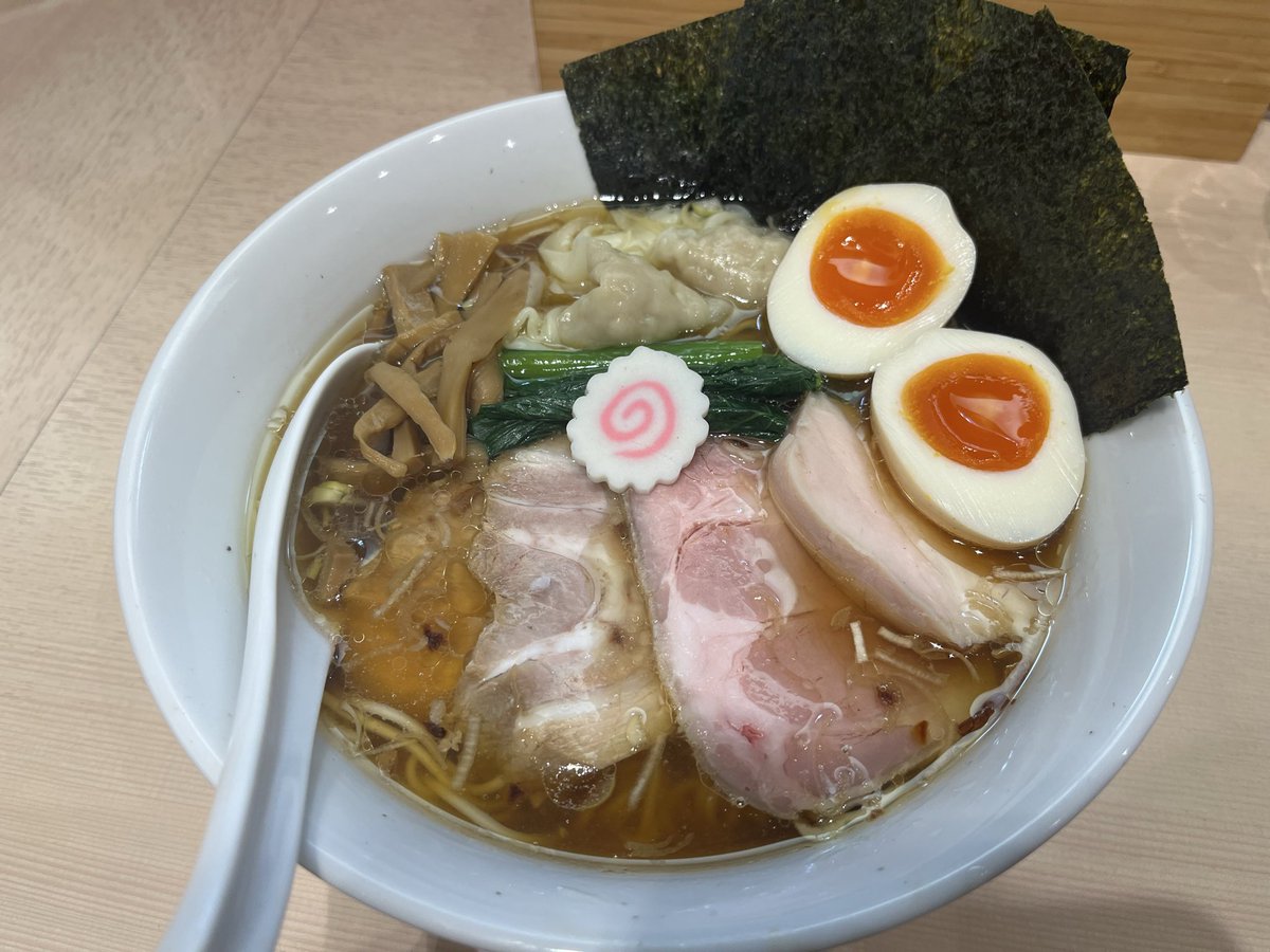 girogiro30fun's tweet photo. 中華ソバ　ちゃるめさん
特製中華ソバ醤油
鶏そぼろごはん

糀谷でラーメンを🍜

動物、魚介のバランスが良く香味油も良い感じに効いて美味い醤油😋
丼一杯に広がるTPも最高っす！
限定ごはんの鶏そぼろごはん！
コレがまた美味かった😊
スープ飲みながら食べるご飯最高です🫡

ゴチそうさまでした😄 https://t.co/ebYhhIjryt