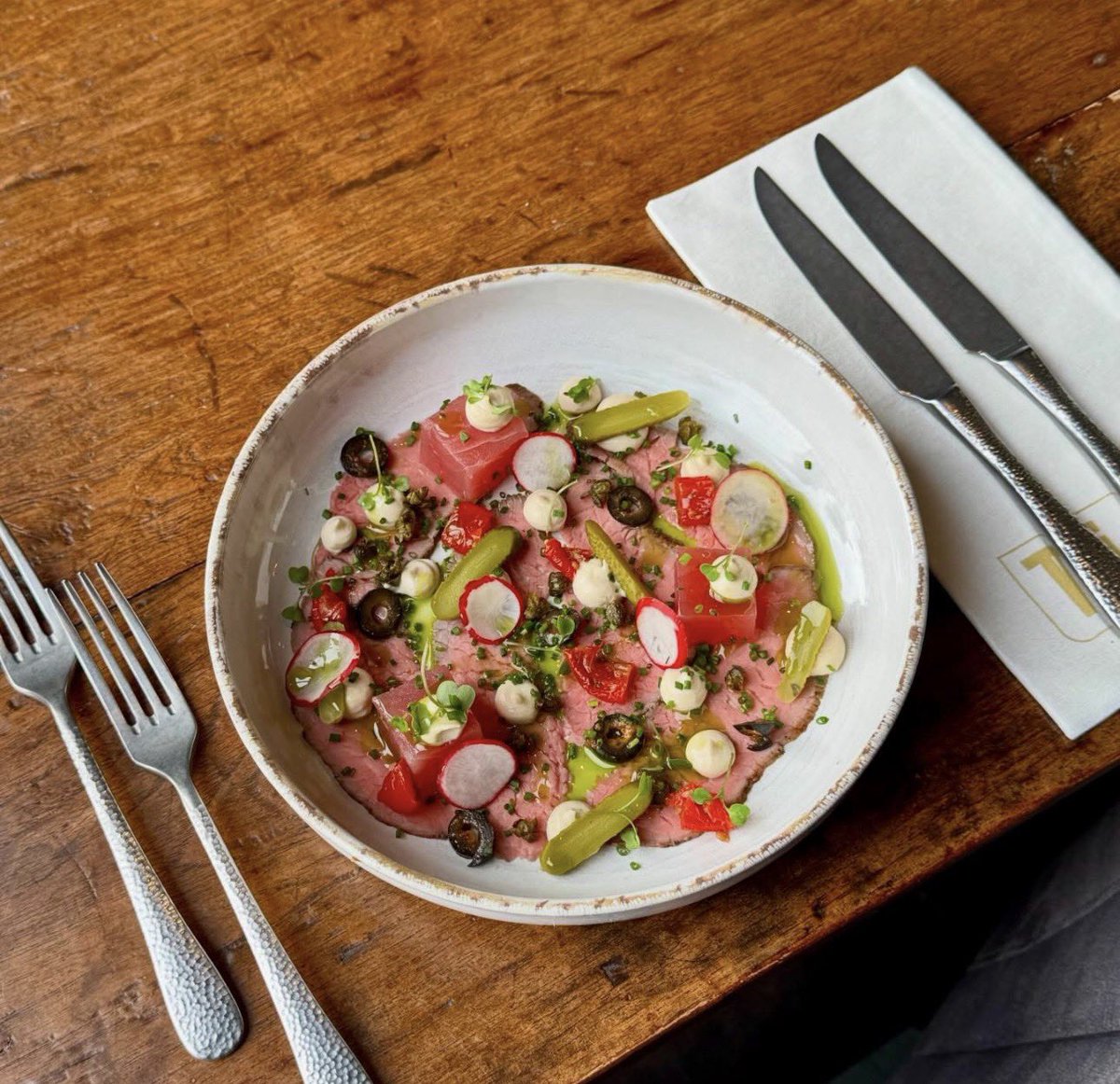 ✨ Nieuw op het specialiteitenbord!
Vitello Tonnato zoals je ’m niet elke dag ziet: fluweelzachte kalfsmuis, rauwe tonijn, romige tonijnmayonaise en gefrituurde kappertjes. Elegant, fris en vol smaak. 
#vitellotonnato #specialiteit #nieuwoponsmenu #foodlovers
