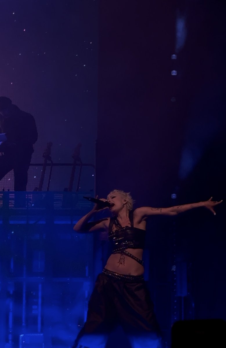 honeyswhispers's tweet photo. So good to see @halsey again 🤍 idk about the people around me but I was so ready for a heavy night and was a little disappointed at the lack of energy during EOM. But h truly still made an amazing performance 🫶🥹 and the visualsssss 🫦 https://t.co/f9f4NrxmWt