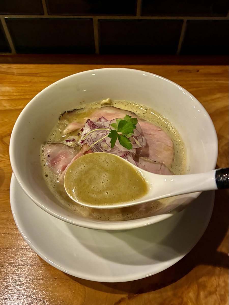 Xk5xfznkdsc9Odc's tweet image. 【中華そば 先﨑　水戸市】

『2種煮干の白湯』
『もち姫小麦と牡蠣ペースト』

革命が起きた😍😍😍
煮干し好き必見！！
まろやかな白湯スープに煮干しの
旨味がガツンと効いた一杯。
これは…旨いですよ✌︎(๑˃̶͈̀◡︎˂̶͈́๑)✌︎ 

牡蠣の和え玉もクリーミーで👍

ご馳走様でした🙏