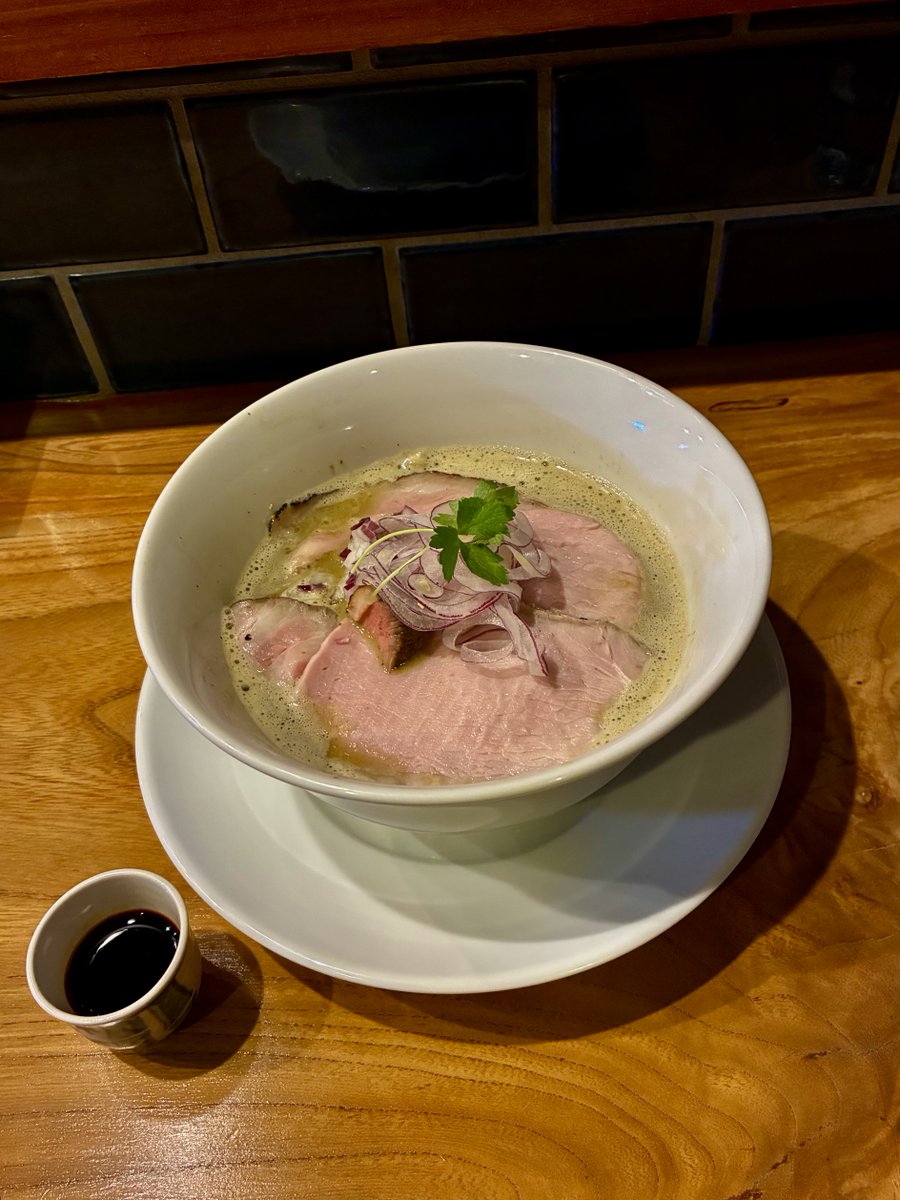 Xk5xfznkdsc9Odc's tweet image. 【中華そば 先﨑　水戸市】

『2種煮干の白湯』
『もち姫小麦と牡蠣ペースト』

革命が起きた😍😍😍
煮干し好き必見！！
まろやかな白湯スープに煮干しの
旨味がガツンと効いた一杯。
これは…旨いですよ✌︎(๑˃̶͈̀◡︎˂̶͈́๑)✌︎ 

牡蠣の和え玉もクリーミーで👍

ご馳走様でした🙏