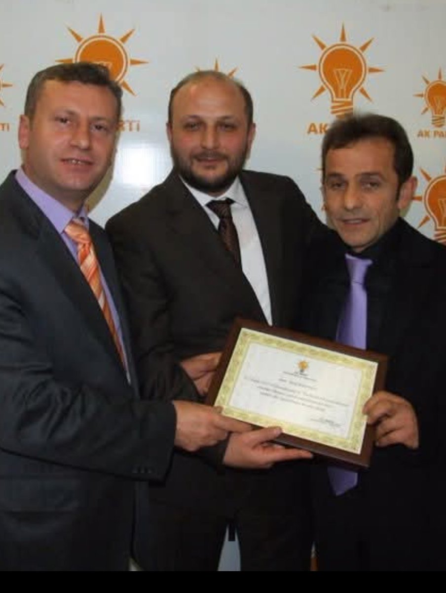 MetinYILMAZ053's tweet photo. Vay be tam 15 yıl önce Ak Parti Rize Merkez ilçe  yönetiminde  birlikte görev yaptığım değerli  başkanım Ali yazıcı ile birlikte derece yapan mahalle ve köy başkanlarımıza plaket taktım töreninden bir kare .Durmak yok yola devammmm. https://t.co/lfF2Qirtss