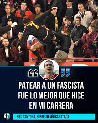 El 25 de enero de 1995, Eric Cantona propinaba una patada a Matthew Simmons, hooligan fascista del Crystal Palace y habitual en actos del partido ultra National Front que le gritaba insultos racistas y saludos nazis.
Orgullo máximo del Tio Eric Cantona.