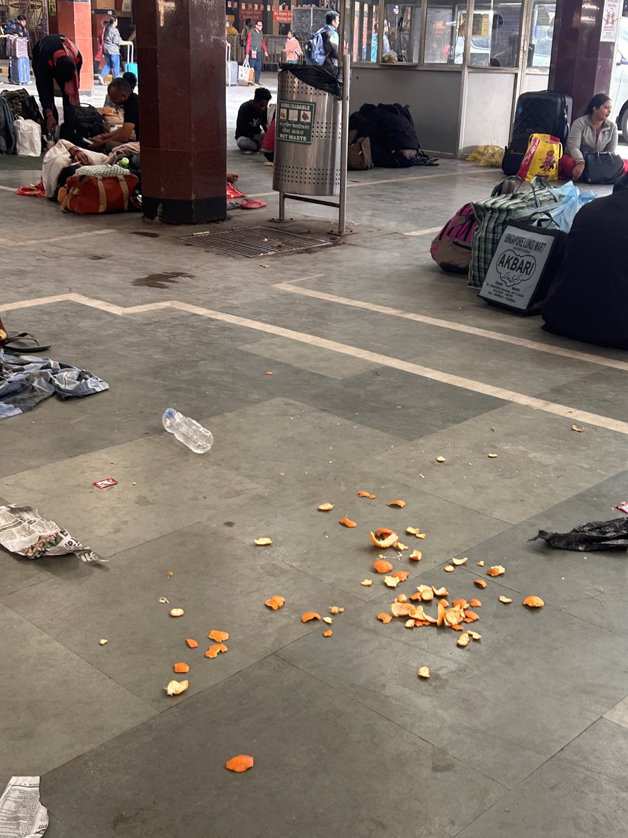 ImAbhishek7_'s tweet photo. Peak civic sense on display. 
There’s a dustbin right behind. https://t.co/OrxesBtUCz