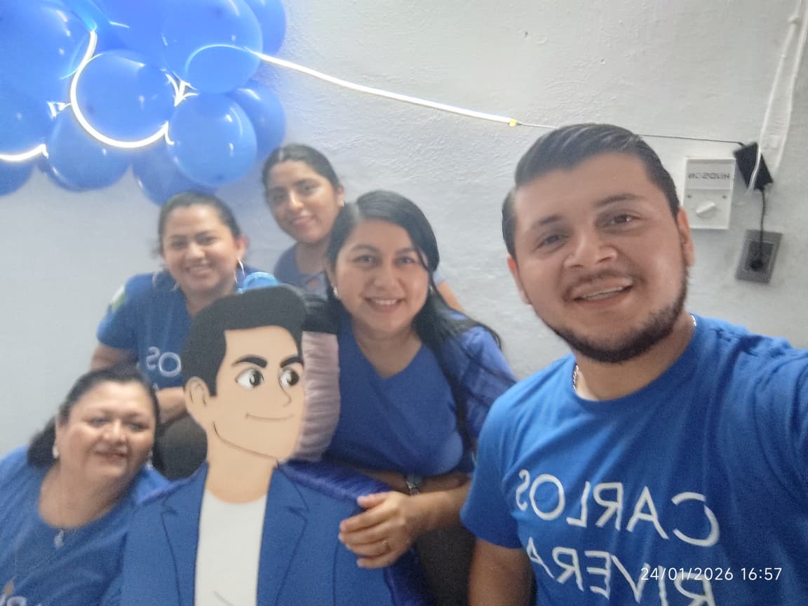 solotu_merida's tweet photo. Un hermoso convivio con las playeritas azules y por supuesto el invitado de honor no podía faltar en forma de piñata , nuestro @_CarlosRivera  #ClubSoloTuMérida 💙💙💙💙 @ClubSoloTu @WestWoodEntt https://t.co/6xVdAQfH9W