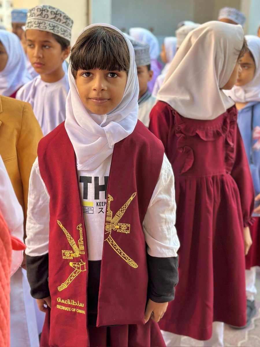 في هذا اليوم الجميل والغيوم تحجب اشعه الشمس والجو البارد نتمنى التوفيق لرجال عمان الجيل القادم الذين هم في المدارس التوفيق والسعادة وان يحفظهم الله من كل سوء