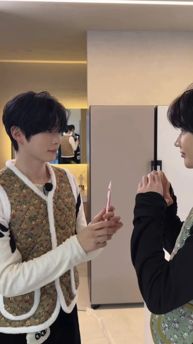 냥비니 환심사기 위해 츄르 바치는 냥집사 하ꔌ하ꔌ