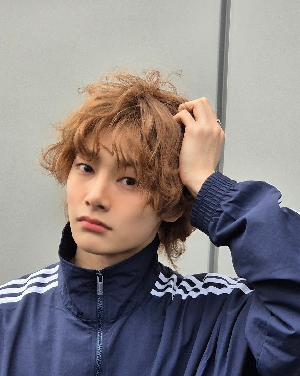 hyunstupib's tweet image. una mujer se vuelve fría y dura, porque cuándo fue amable y dulce, le quitaron a jeongin naranjoso DOS VECES YA