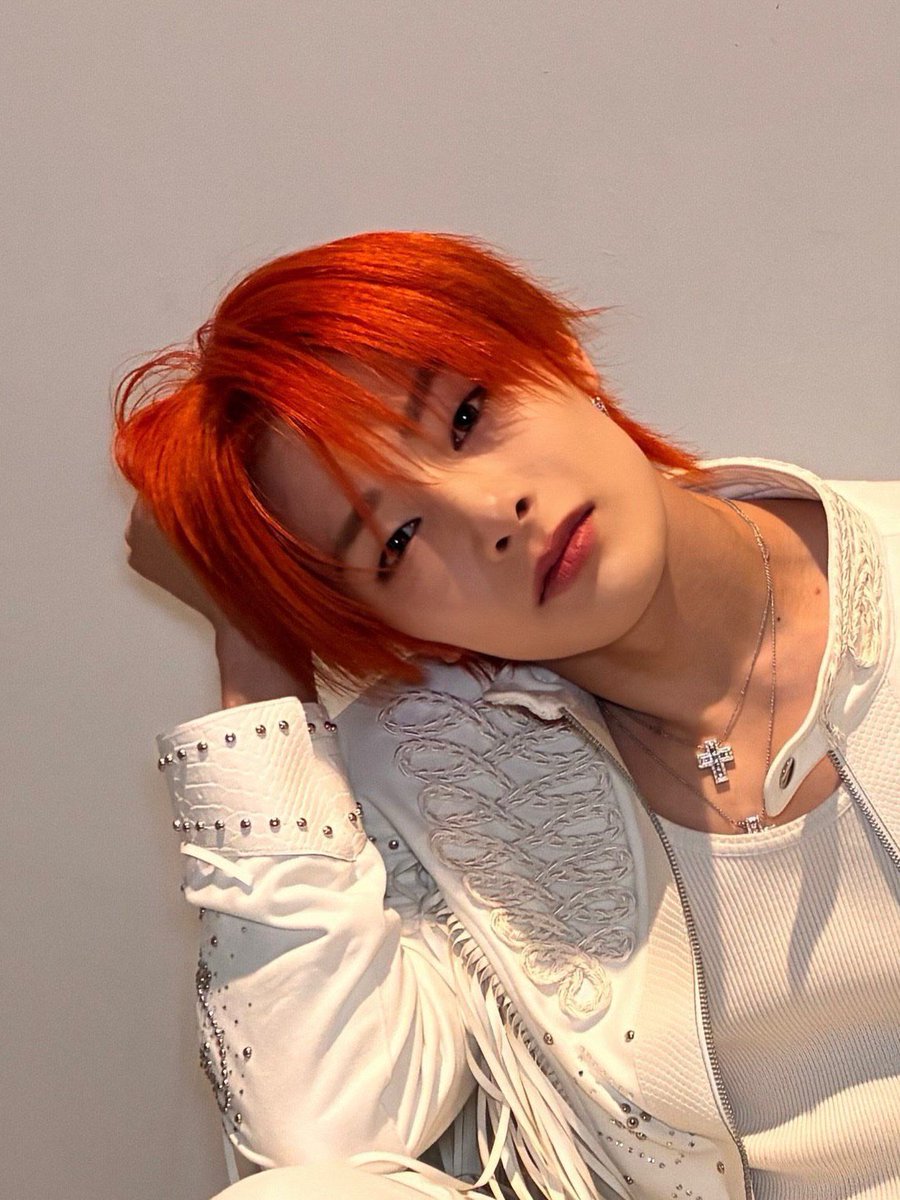 hyunstupib's tweet image. una mujer se vuelve fría y dura, porque cuándo fue amable y dulce, le quitaron a jeongin naranjoso DOS VECES YA