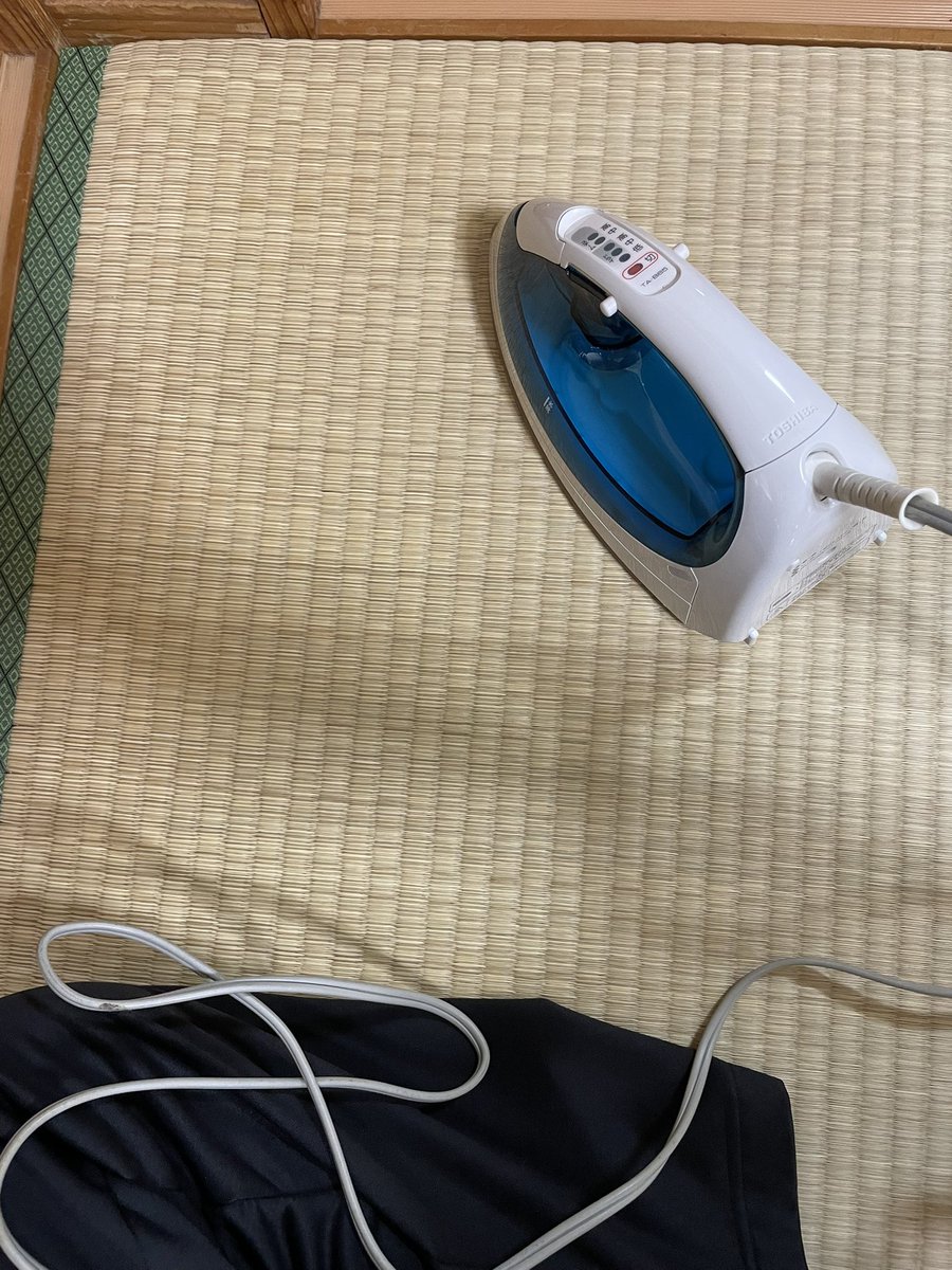 sanchiiiweb's tweet photo. 畳にアイロンしてダニ撲滅してみた。
当て布するとあまりそんなに熱くならないし、スチームは湿気が心配だったので、直当ててドライでやってみた。
畳自体は大丈夫でしたが、縁の部分溶かしてしまった…。ショック😭
畳アイロンする人はお気をつけください。 https://t.co/E3F74rsJeT