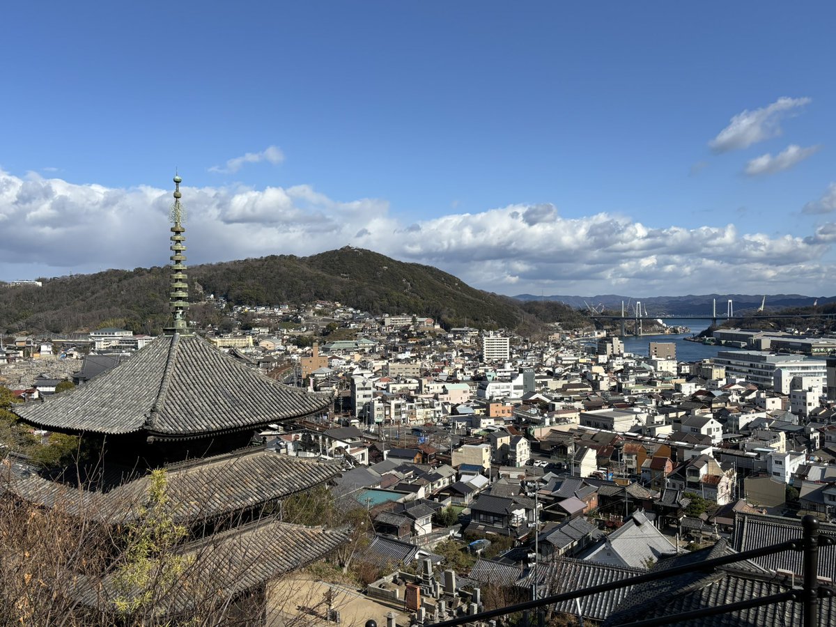 salt_t's tweet photo. 昼活
朝は寒波に負けました。太陽のありがたさを感じます。写真の句碑は山口誓子先生のものです。
#尾道　#尾道水道　#千光寺　#千光寺公園
#千光寺頂上展望台PEAK  #イマソラ
#尾道大橋　#新尾道大橋　#朝活　 #朝日
#ウォーキング　#walkingl  #天寧寺 https://t.co/Y1Yxoupl7w