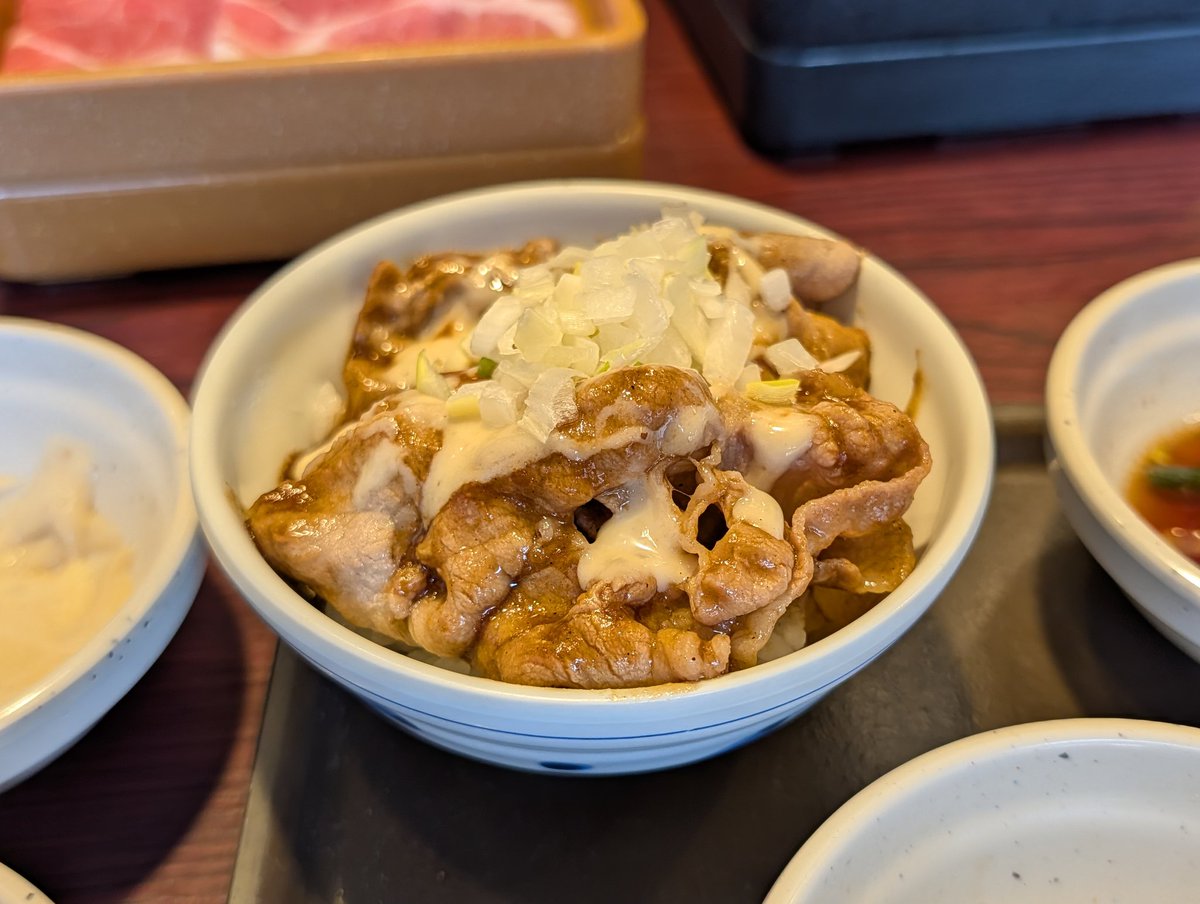 本日のお昼。
久々のしゃぶ葉。
前程食べられなくなってるから、食べ放題はあまり行かないんだが、リュウジさんと安元さんコラボなら行くしかないｗ
そして背徳美味いんだが濃いねｗ
若者にはピッタリな気がする。
