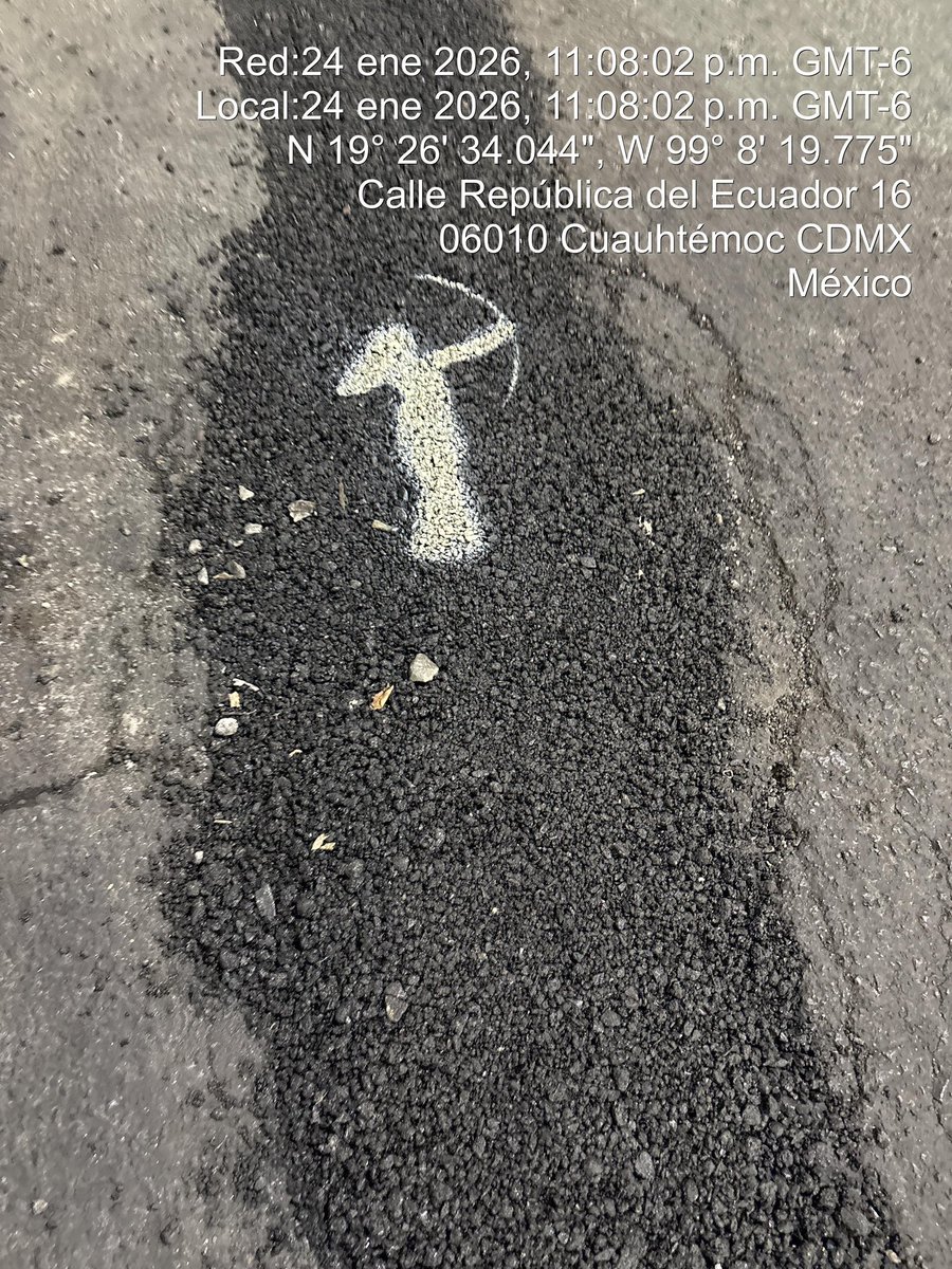 AlessandraRdlv's tweet photo. Brigada Nocturna en acción @pcacuauhtemoc 

Recibimos reportes de baches en la calle de Ecuador y ya quedaron atendidos.

Cuando la ciudad duerme, nosotros trabajamos. 🏹❤️‍🔥 https://t.co/CcbrENDRwD