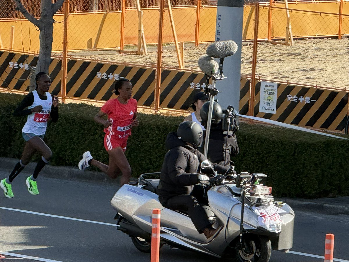 piko7020's tweet photo. 大阪国際女子マラソン！
会社の目の前を通るので先頭集団を激写！
バイクが邪魔してる〜😭

#大阪国際女子マラソン https://t.co/adLr5Bm9mK