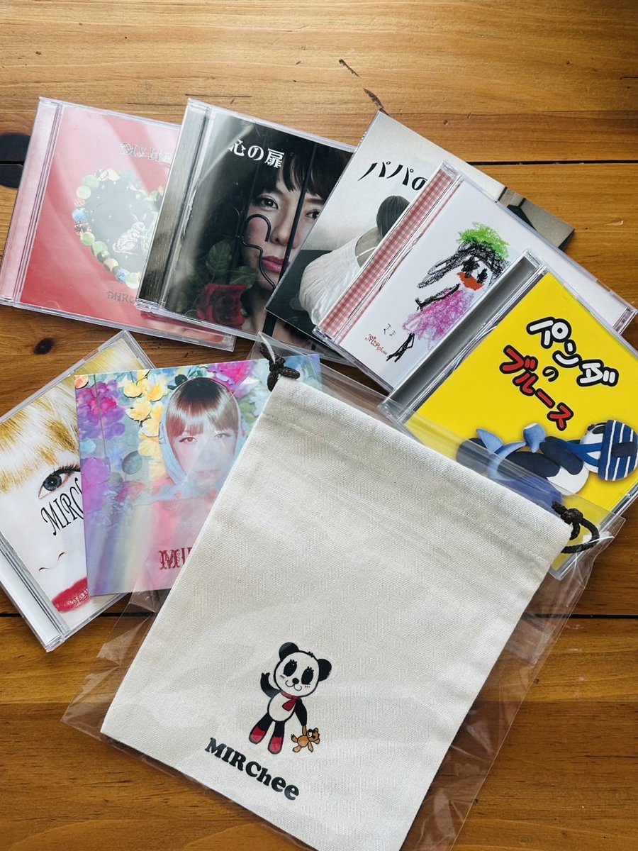 mircheemirchee's tweet photo. 本日19:00〜配信ライブ🎤✨
準備バタバタ＆緊張中💦

オリジナルTシャツと
CDコンプリート特典の巾着も
無事完成しました‼️
配信でお見せします⭐️

▼チケットはこちら
https://t.co/fbHBXMzZlI https://t.co/mBOO2X5gDh