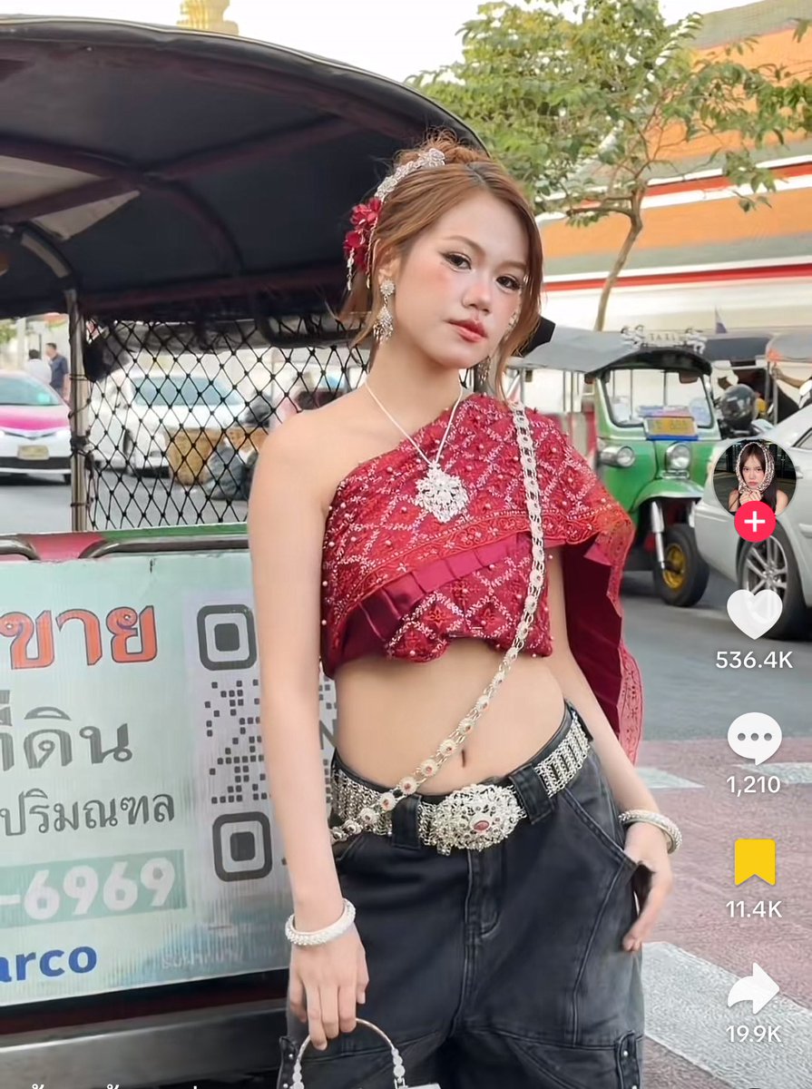 loverytyy's tweet image. เจอคนนี้ใส่สไบแดงกับกางเกงคาโก้ดำ เท่มากกก คอนแทยงเว่อ ดำแดง