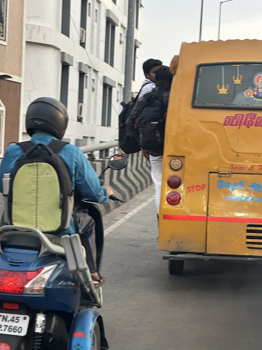 VivaneshTNIE's tweet photo. Despite bridging last-mile gaps in #Trichy, #shareautos remain overcrowded, carrying 10–12 passengers against the permitted five. Drivers cite income loss after free bus travel for women, commuters rely on them in underserved areas. Enforcement continues: officials @xpresstn https://t.co/4cyMiGN0Am
