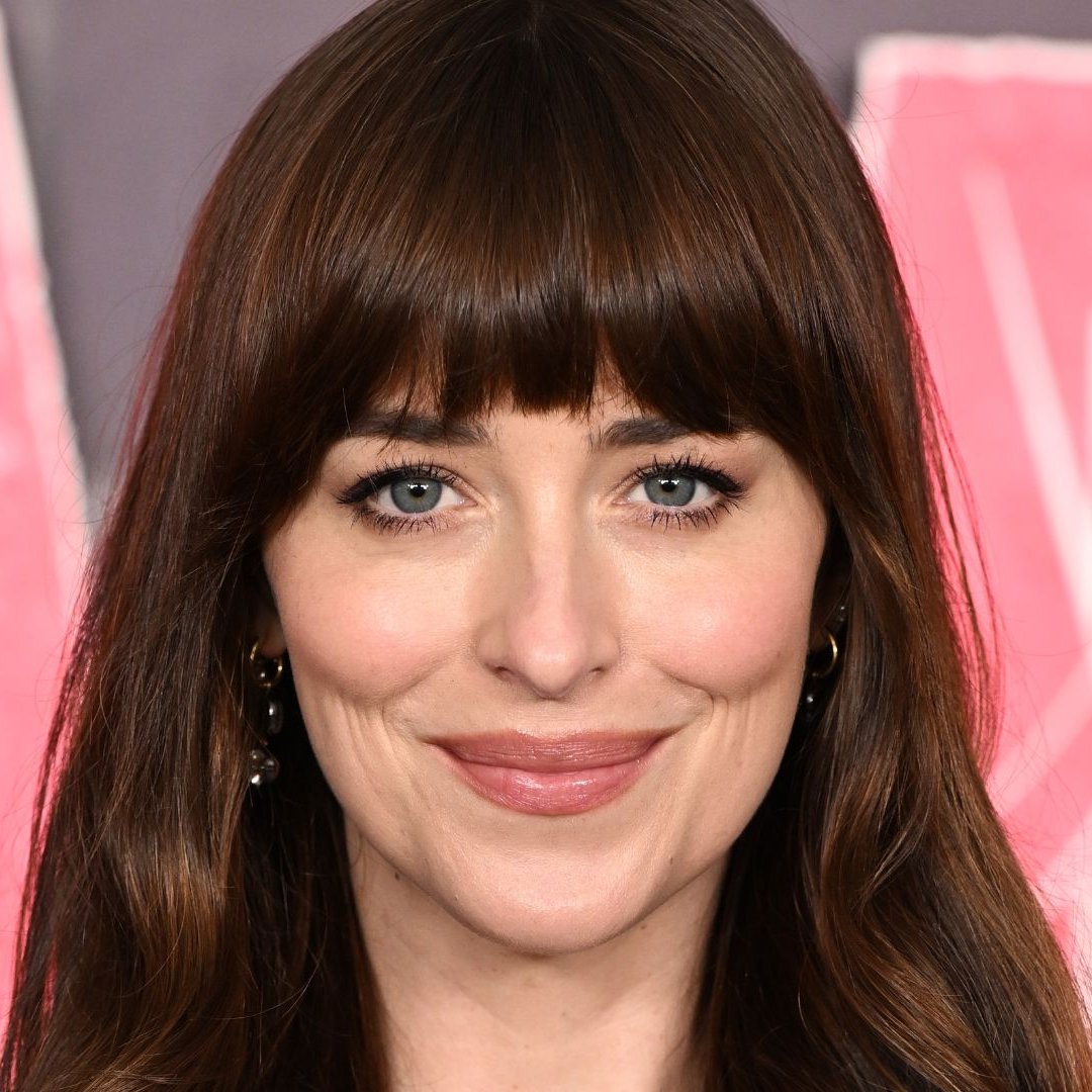 AcervoCharts's tweet image. Dakota Johnson revelou que o segredo de sua beleza e autocuidado é dormir 14 horas por dia.