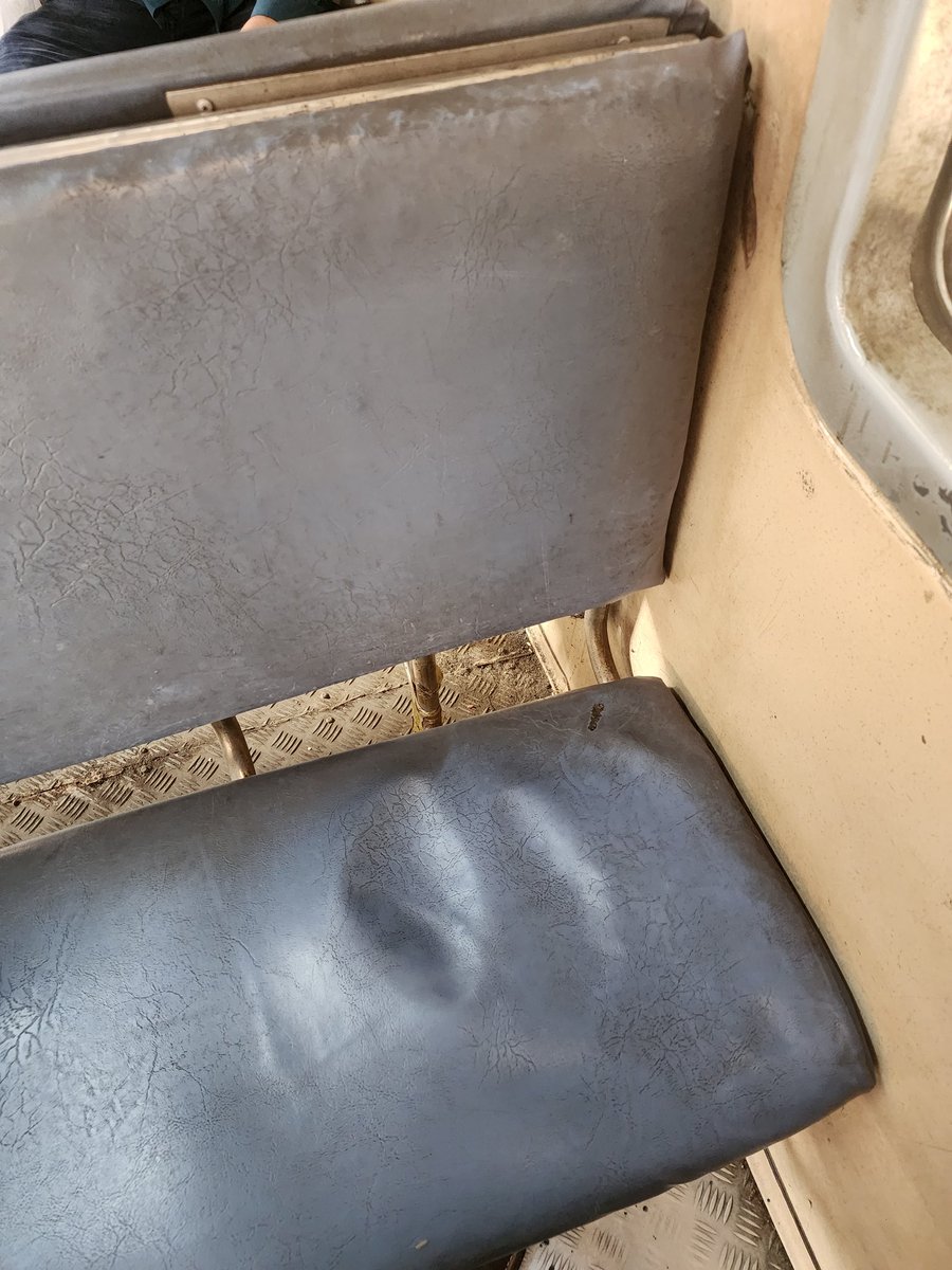 ImranNadwi's tweet photo. This the condition of First class seat of 10:36 am local toward Karjat, after paying 5 times more we are getting this type of facility

@drmmumbaicr
@RailMinIndia
@Central_Railway
@RailwaySeva https://t.co/mC4bGxptMX
